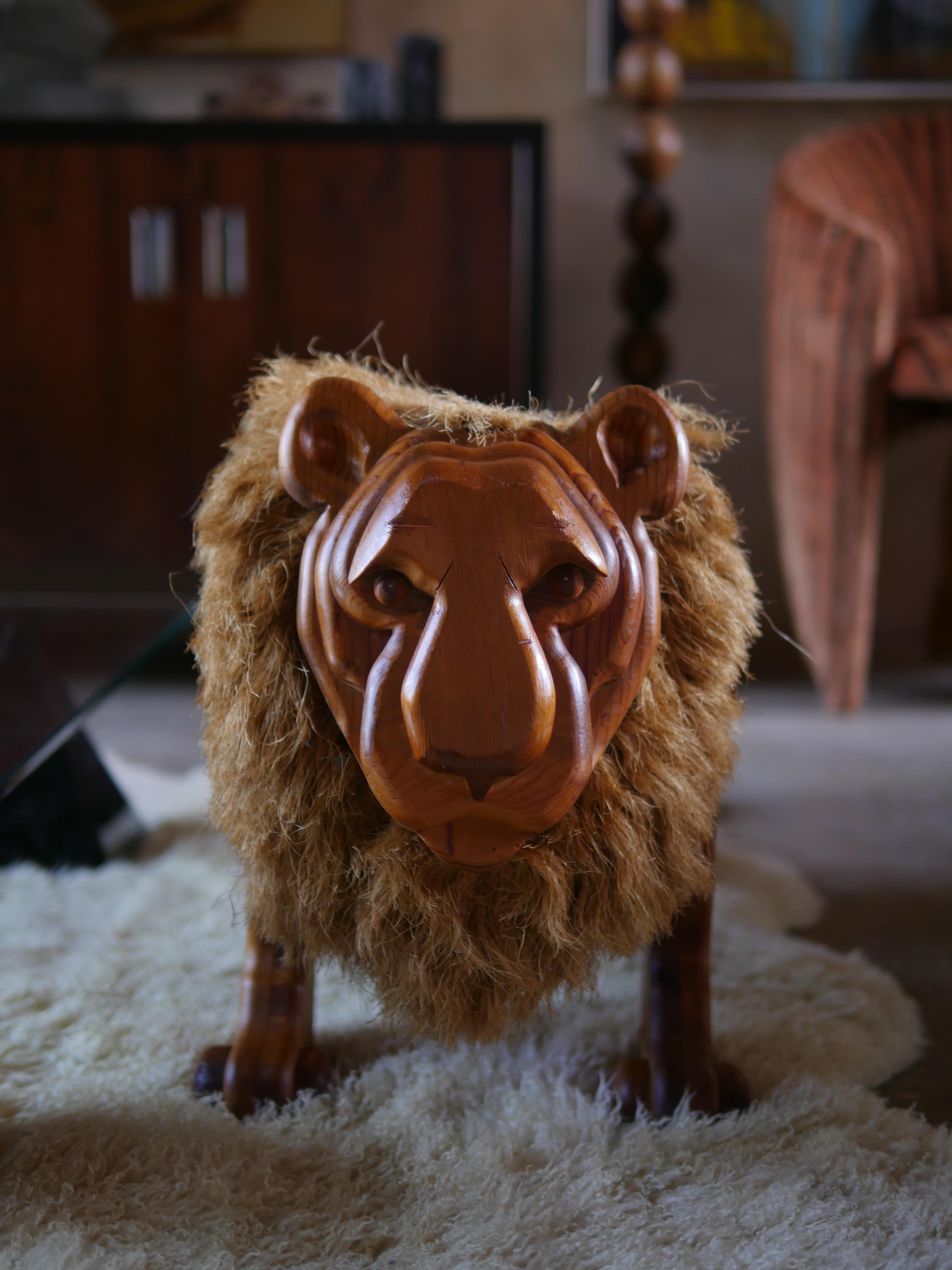 Artisanat Banc ou table d'appoint Lions en bois et corde des années 1970 en vente