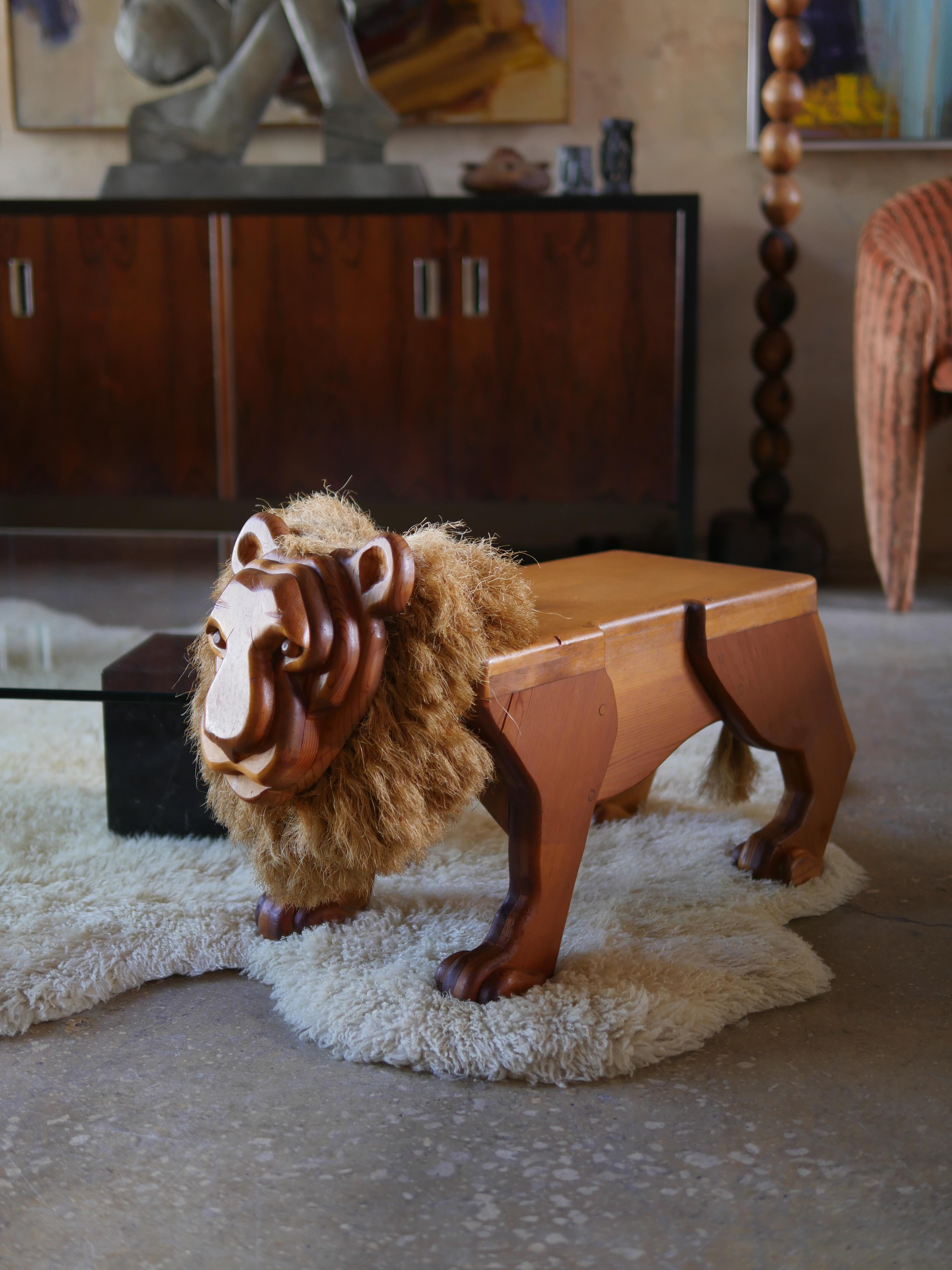 Fibre naturelle Banc ou table d'appoint Lions en bois et corde des années 1970 en vente