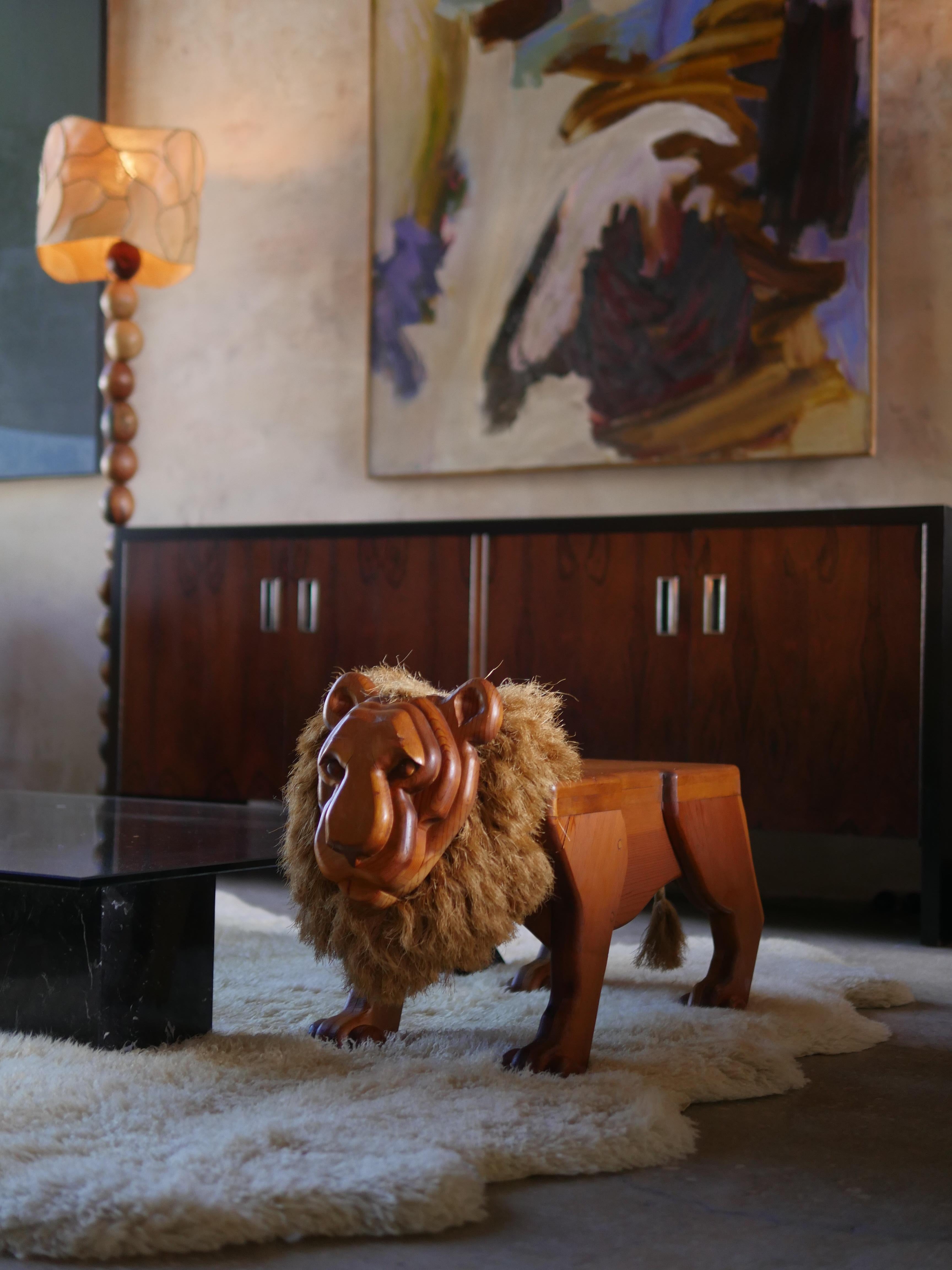 Banc ou table d'appoint Lions en bois et corde des années 1970 en vente 1