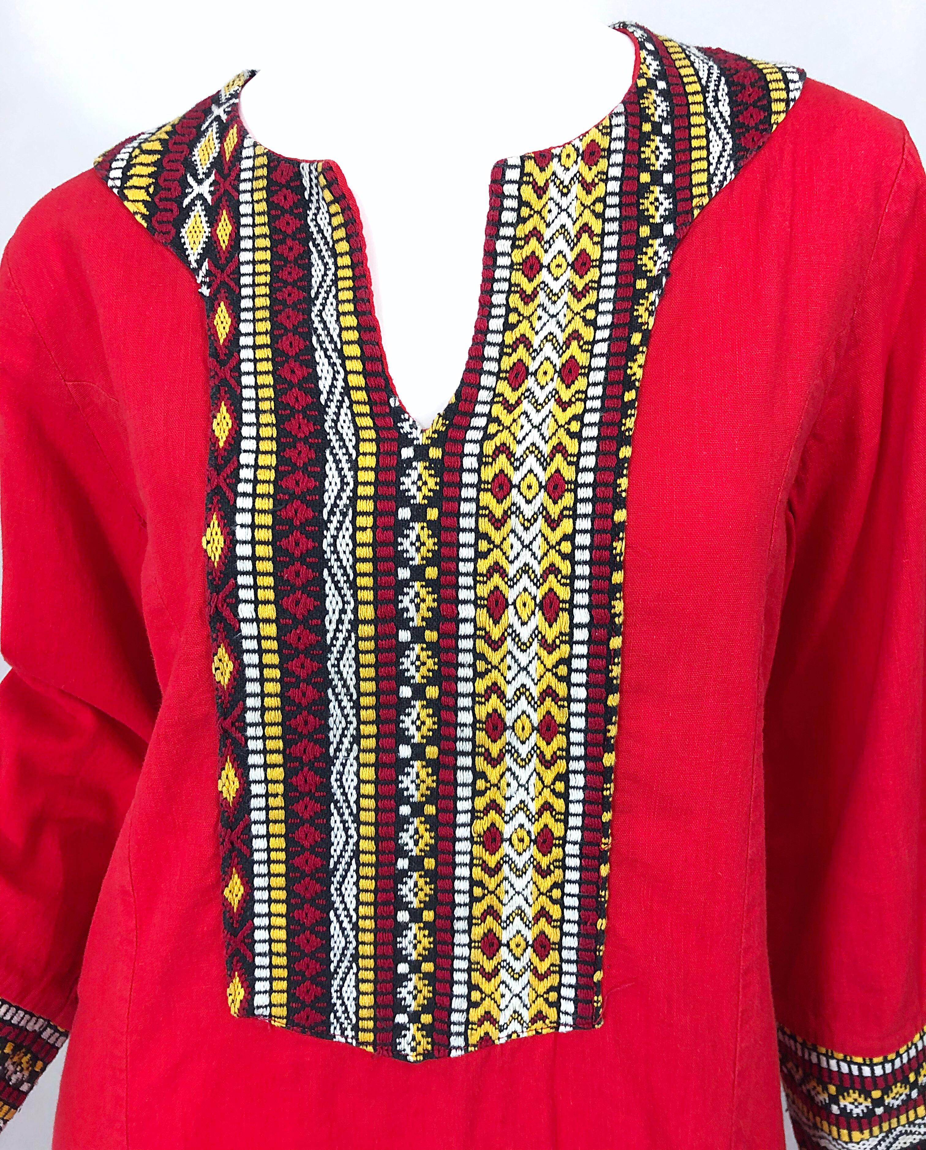 Rouge Robe longue caftan vintage rouge lipstick en lin et coton brodé, années 70 en vente