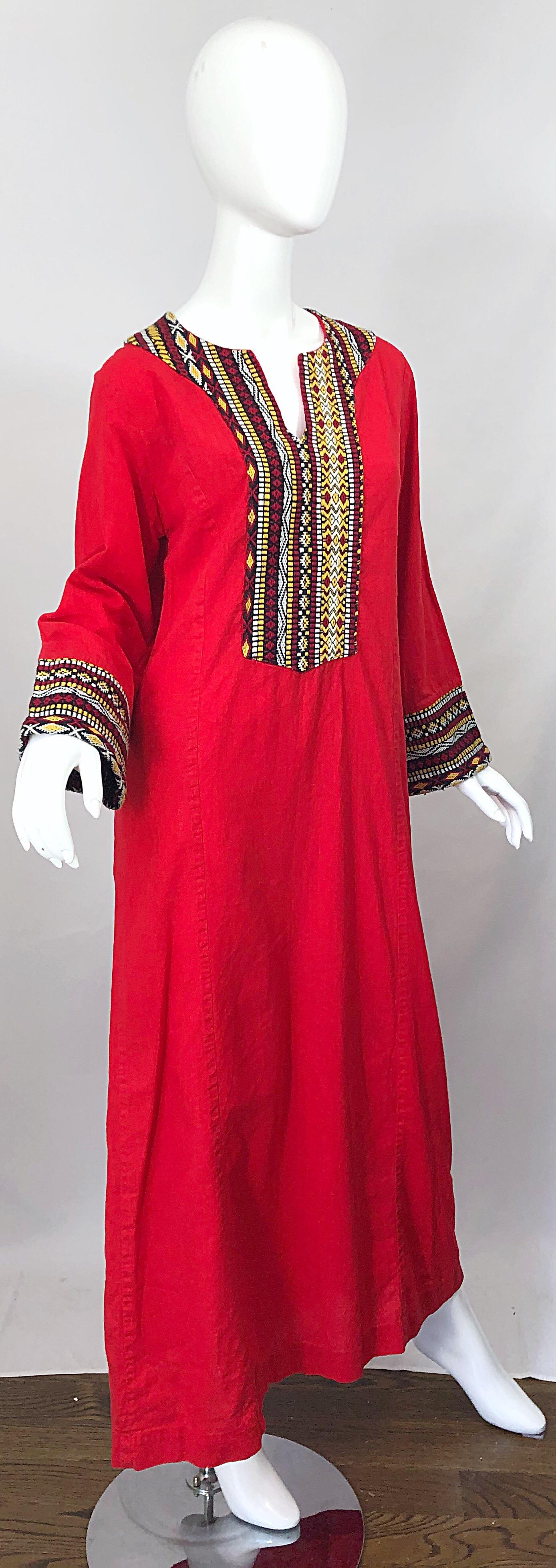 Robe longue caftan vintage rouge lipstick en lin et coton brodé, années 70 en vente 4