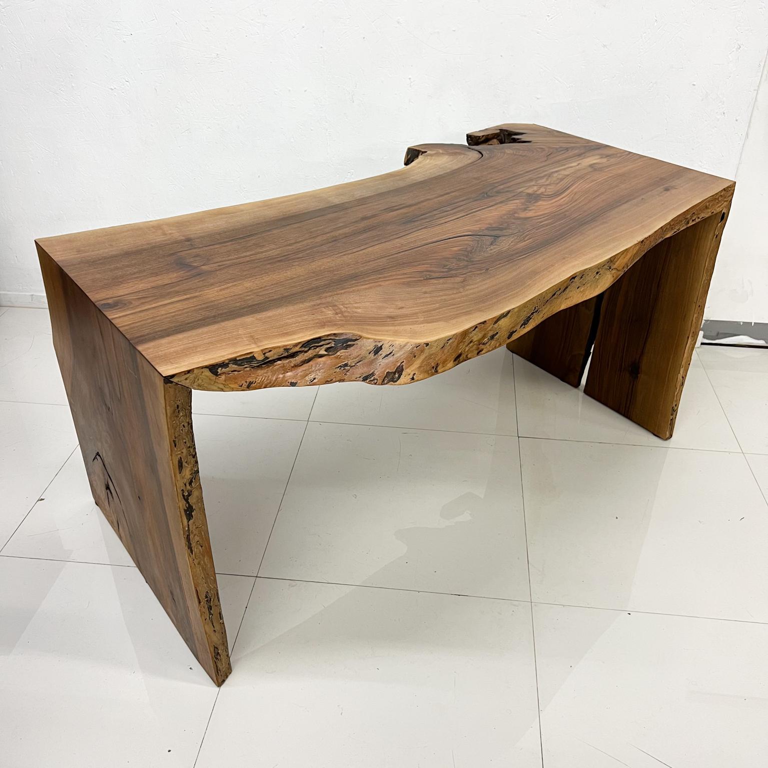 1970er Jahre Live Edge Nussbaum Wasserfall Schreibtisch Inspiration George Nakashima (Ende des 20. Jahrhunderts) im Angebot