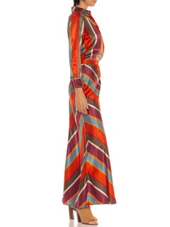 Liz Claiborne Ensemble aus gestreifter Bluse und Rock aus Seide in Orange, Lila und Grün, 1970er Jahre