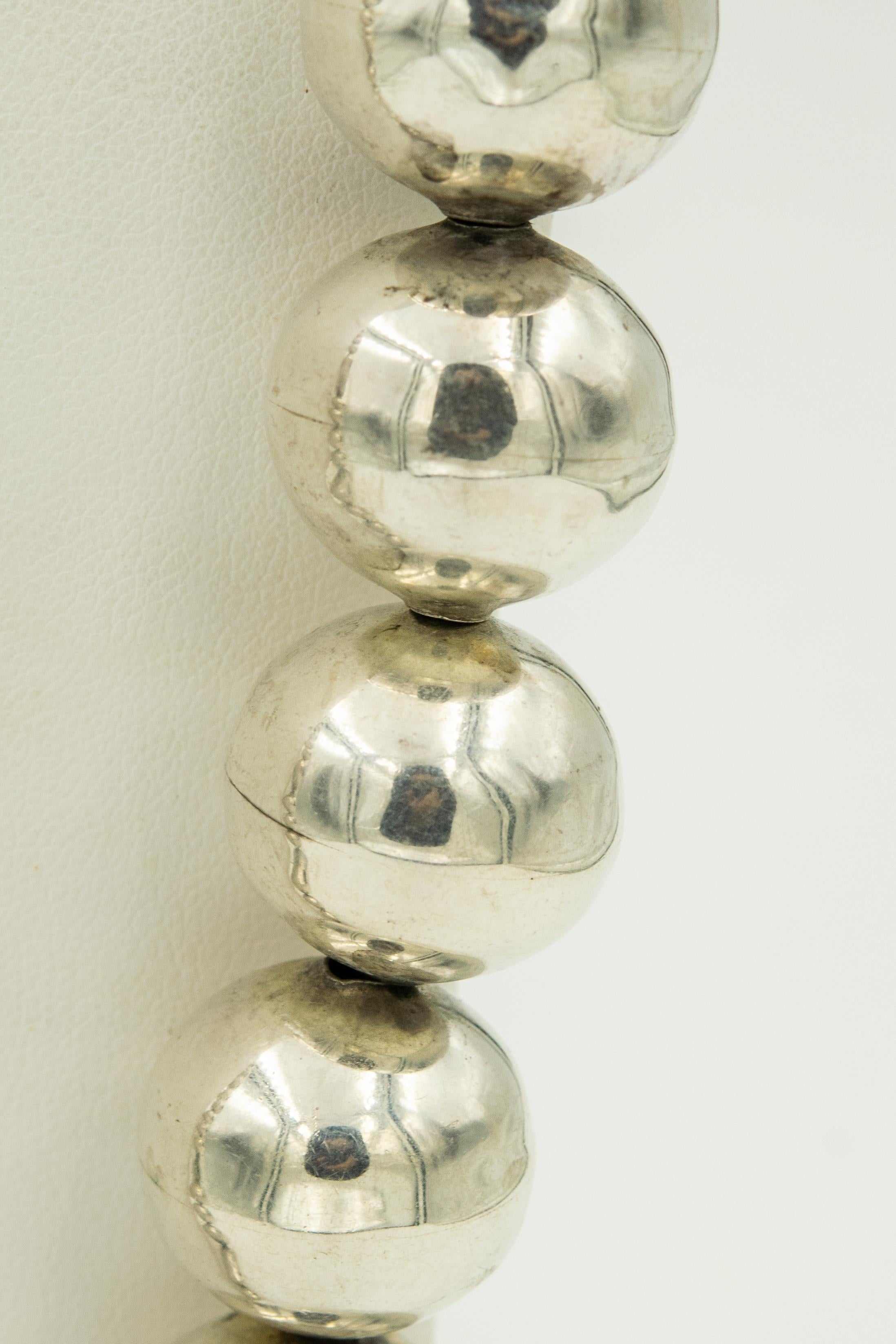 Mexikanische Sterling Silber lange Halskette mit 45 18mm plus runde Perlen aufgereiht auf einem Sterling Silber Kette mit Druckknopf-Verschluss.  Die Halskette ist 35,5