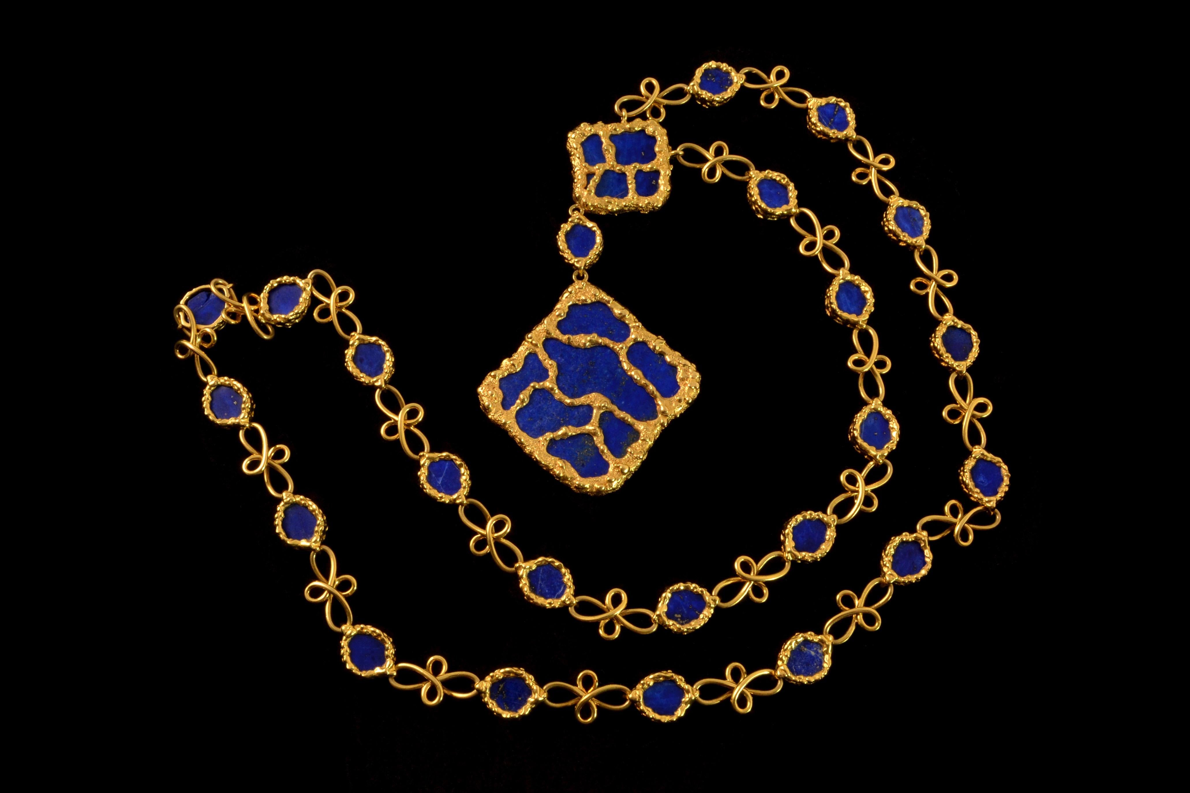 Modernist French Lapis Lazuli & Textured Gold Floral Link Chain & Pendant Necklace 1970s  For Sale