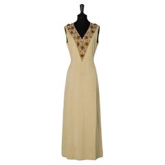 Langes goldenes Jersey- Lurex-Kleid aus den 1970er Jahren mit perlenbesetztem Ausschnitt