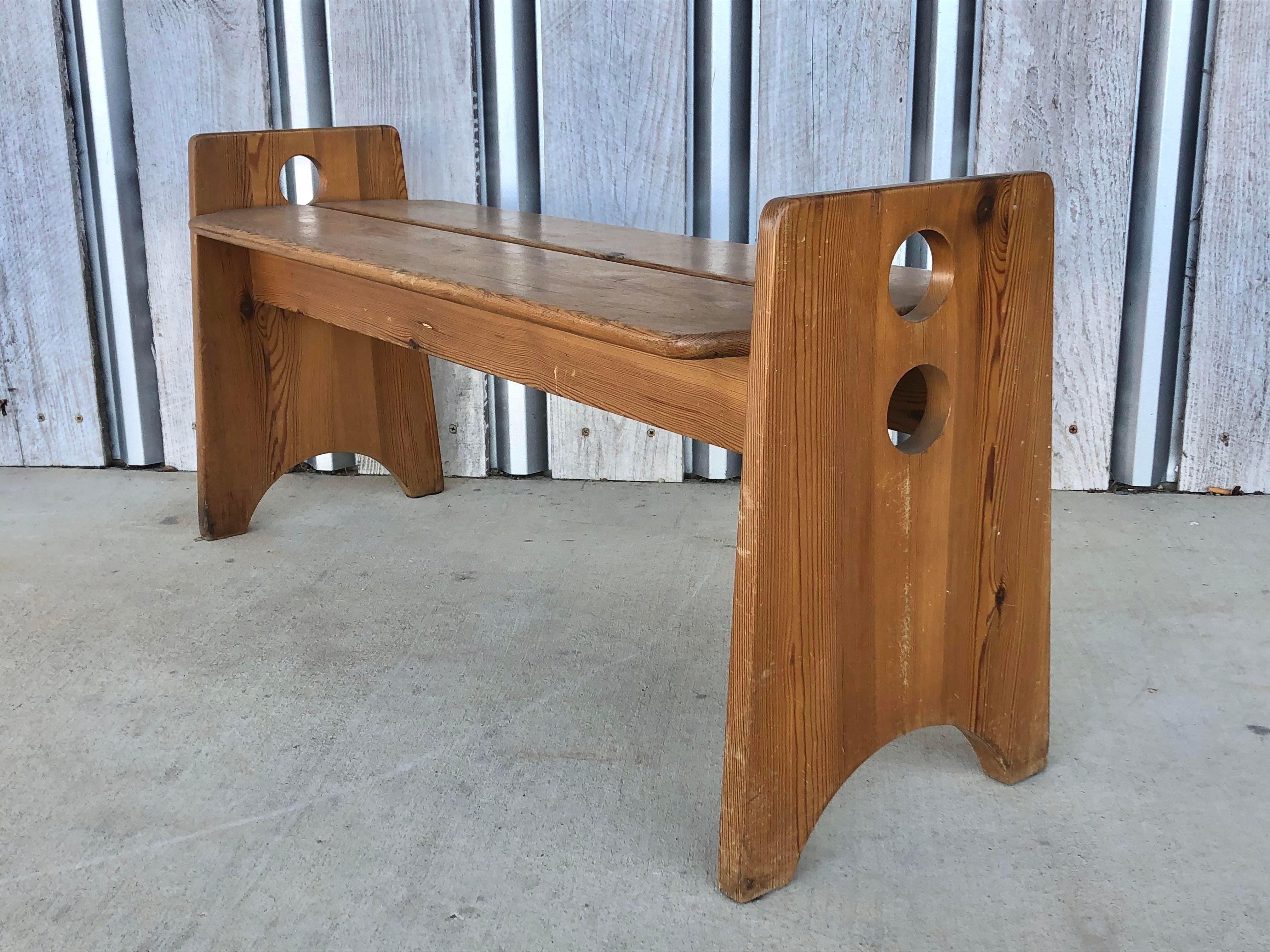 long banc en pin des années 1970, conçu par Gilbert Marklund. Deux bancs et une table assortie sont disponibles.