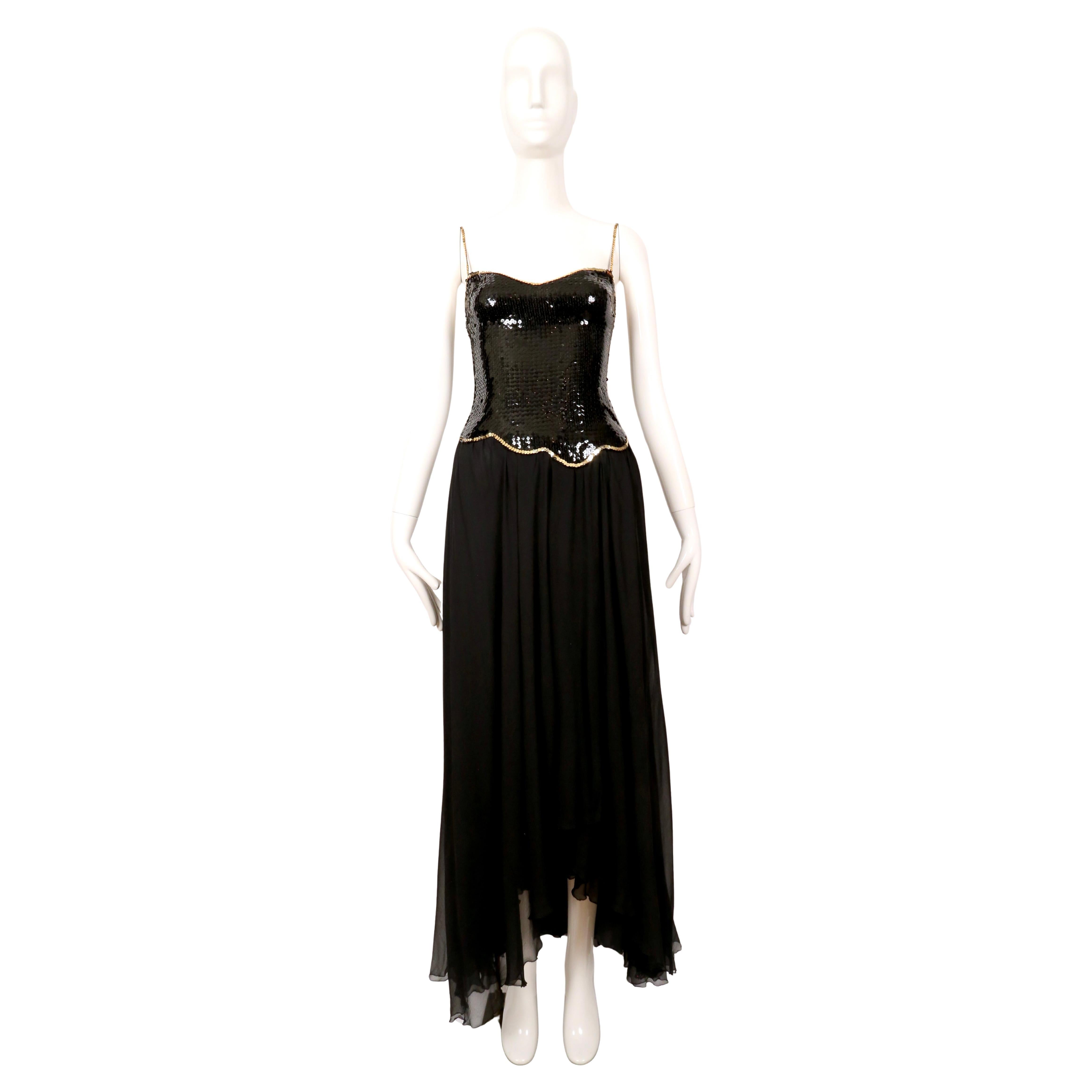 Impresionante vestido negro azabache y dorado de lentejuelas con falda asimétrica de muselina de seda a capas, diseñado por Loris Azzaro a finales de la década de 1970. Este vestido es impresionante. El corpiño está totalmente decorado con