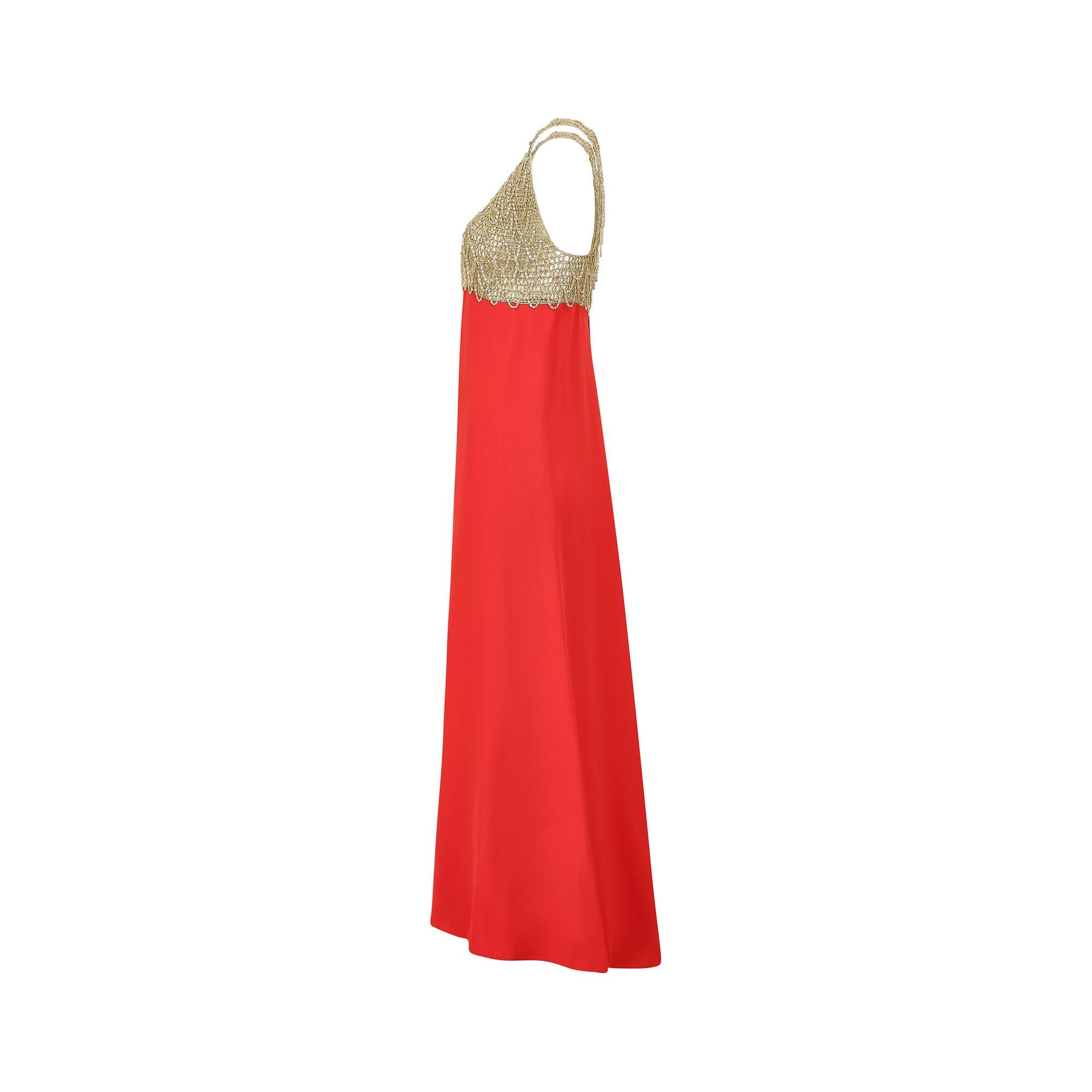 Rouge Loris Azzaro - Robe longue en crêpe rouge et chaîne dorée, années 1970 en vente