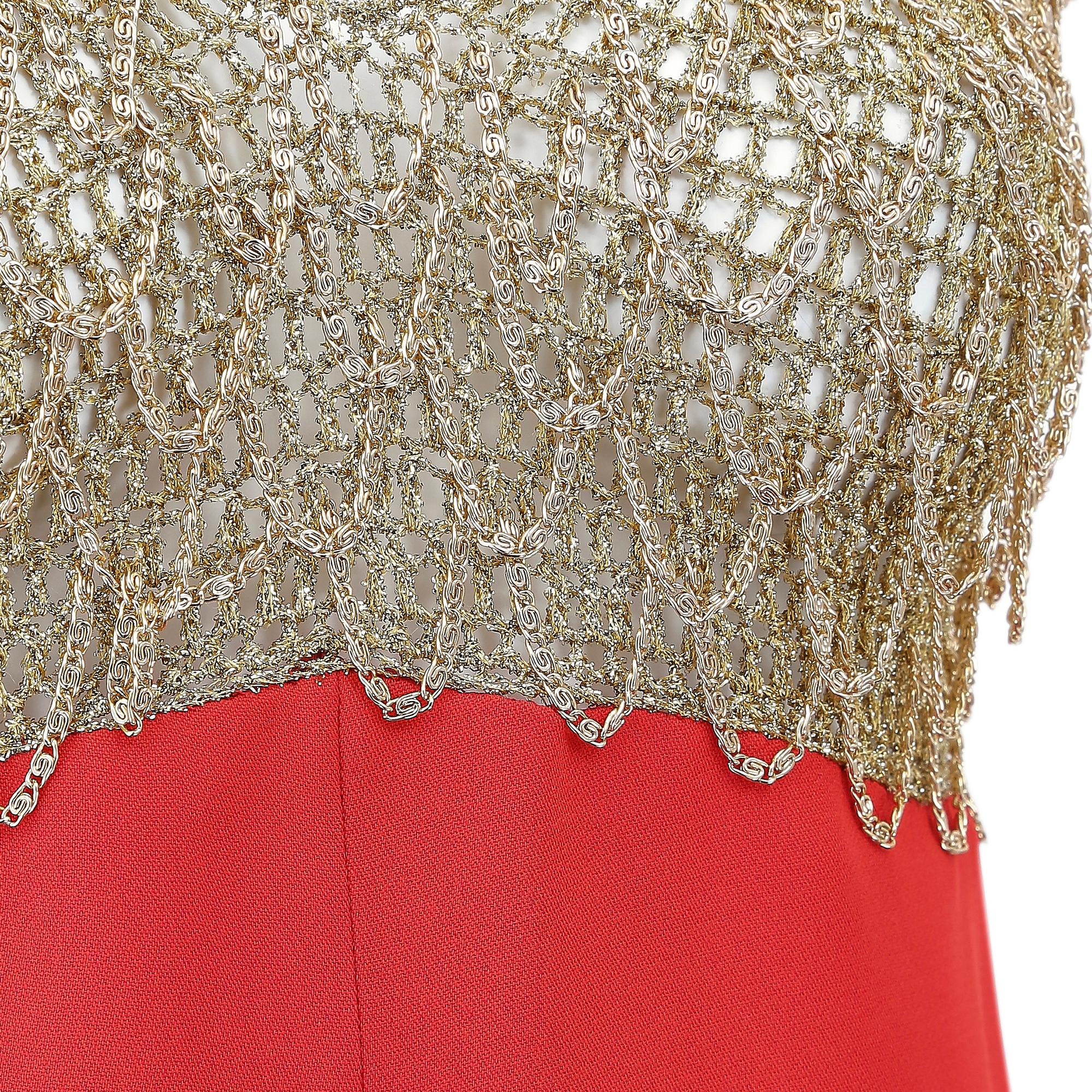 De las mujeres Maxi vestido de crepé rojo y cadena dorada de Loris Azzaro de los años 70 en venta