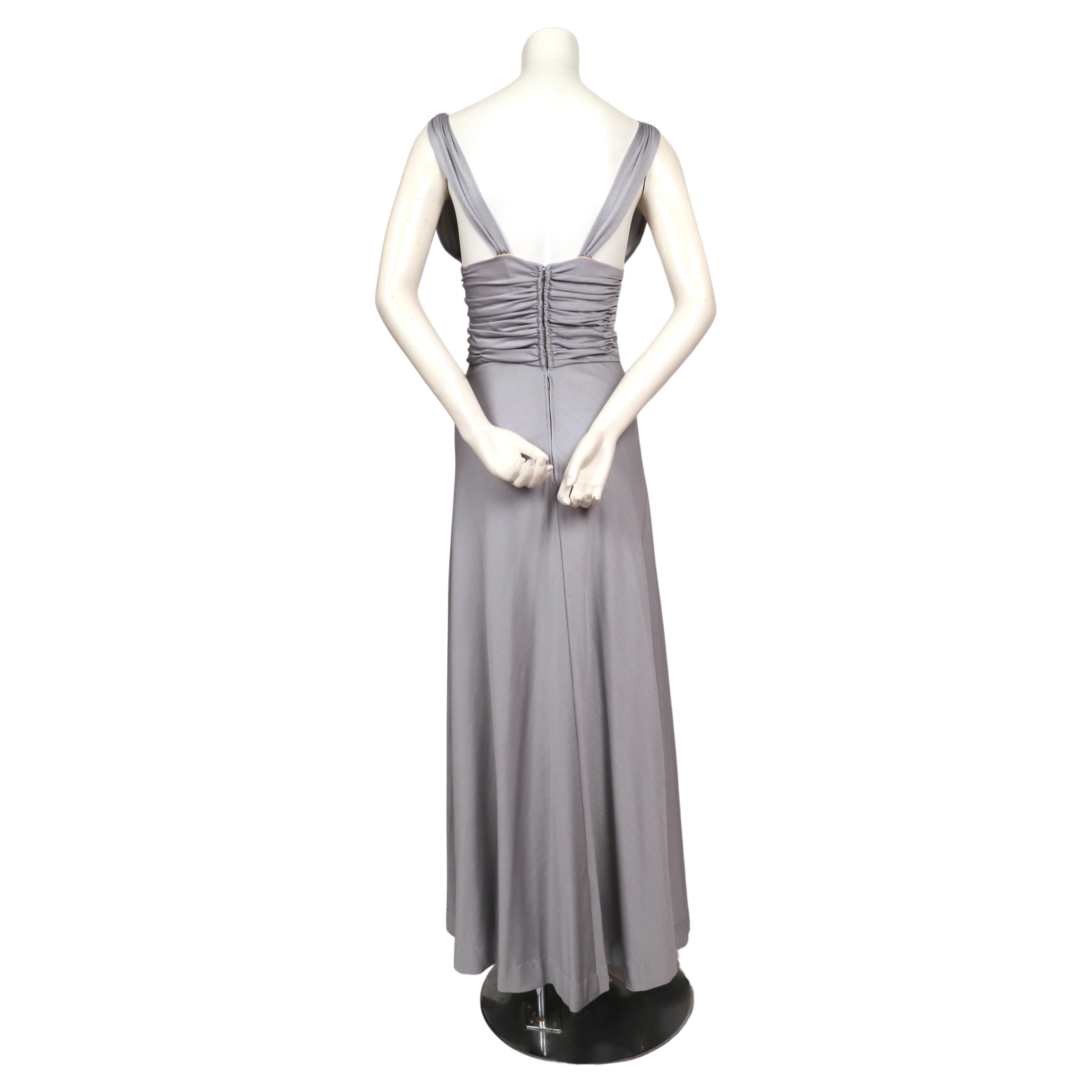 1970er LORIS AZZARO icy silberblaues Jersey-Kleid mit Rüschen im Angebot 1