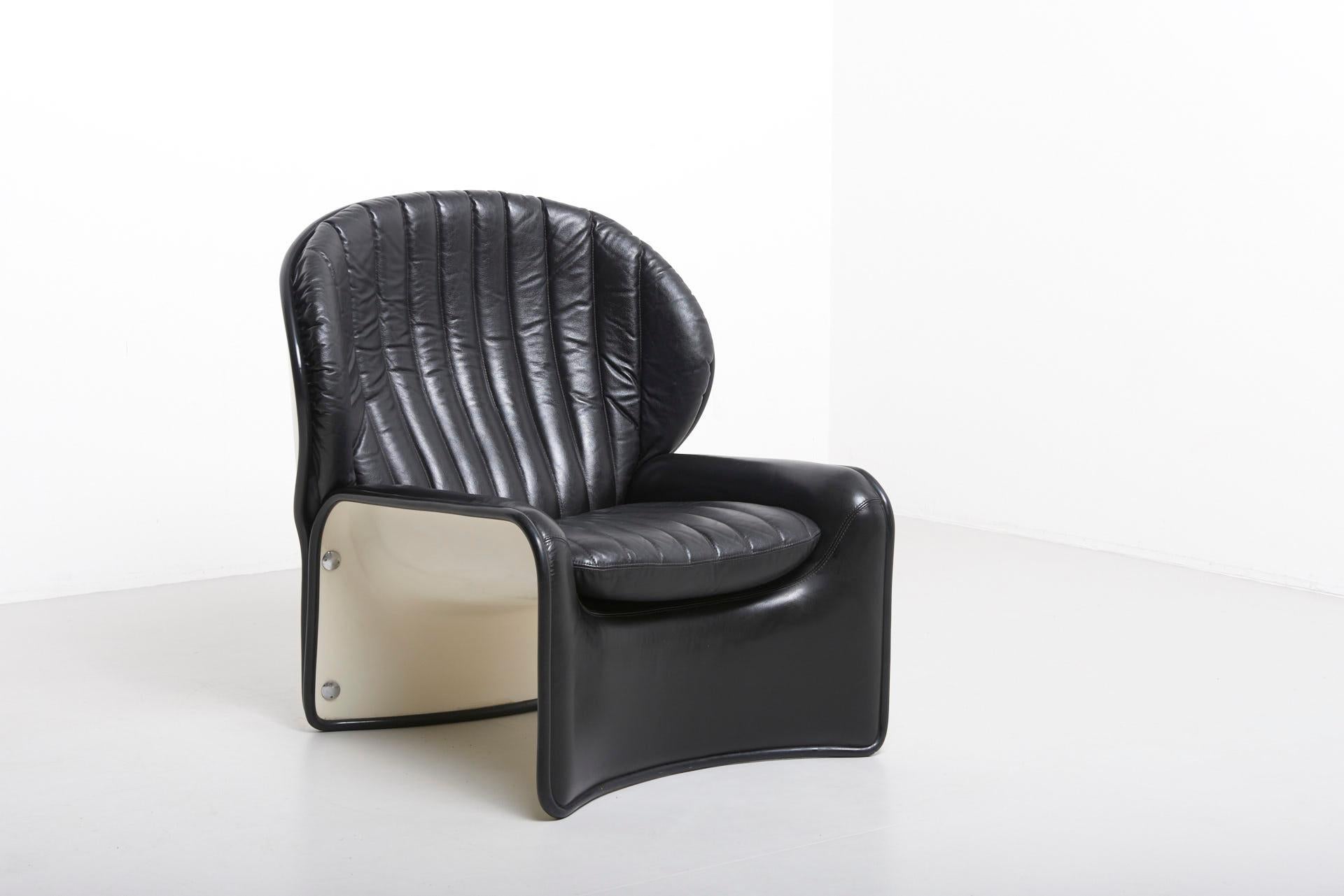 'Lotus' chair in white lacquered polyester with soft black leather upholstery. Made in the 1970s by Belgian designer Andre Vandenbeuck and Swiss manufacturer Stässle. 6 chairs available.