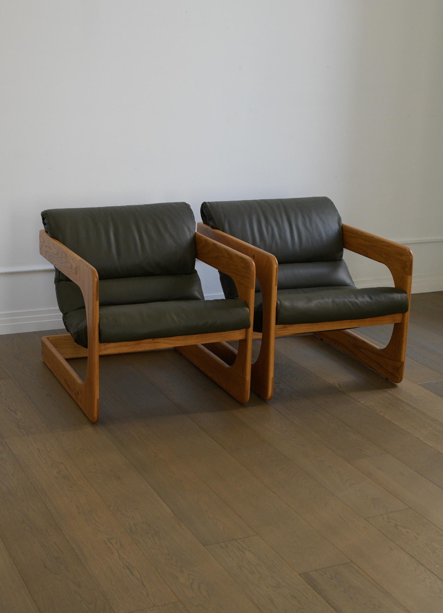 Bellissimo set di sedie Lou Hodges Sling Lounge del 1975 di California Design Group,
USA.

Il set è in eccellenti condizioni vintage - potrebbe essere stato rifinito e tappezzato in qualche momento. 

Il piacevole design a sbalzo e le imbracature in