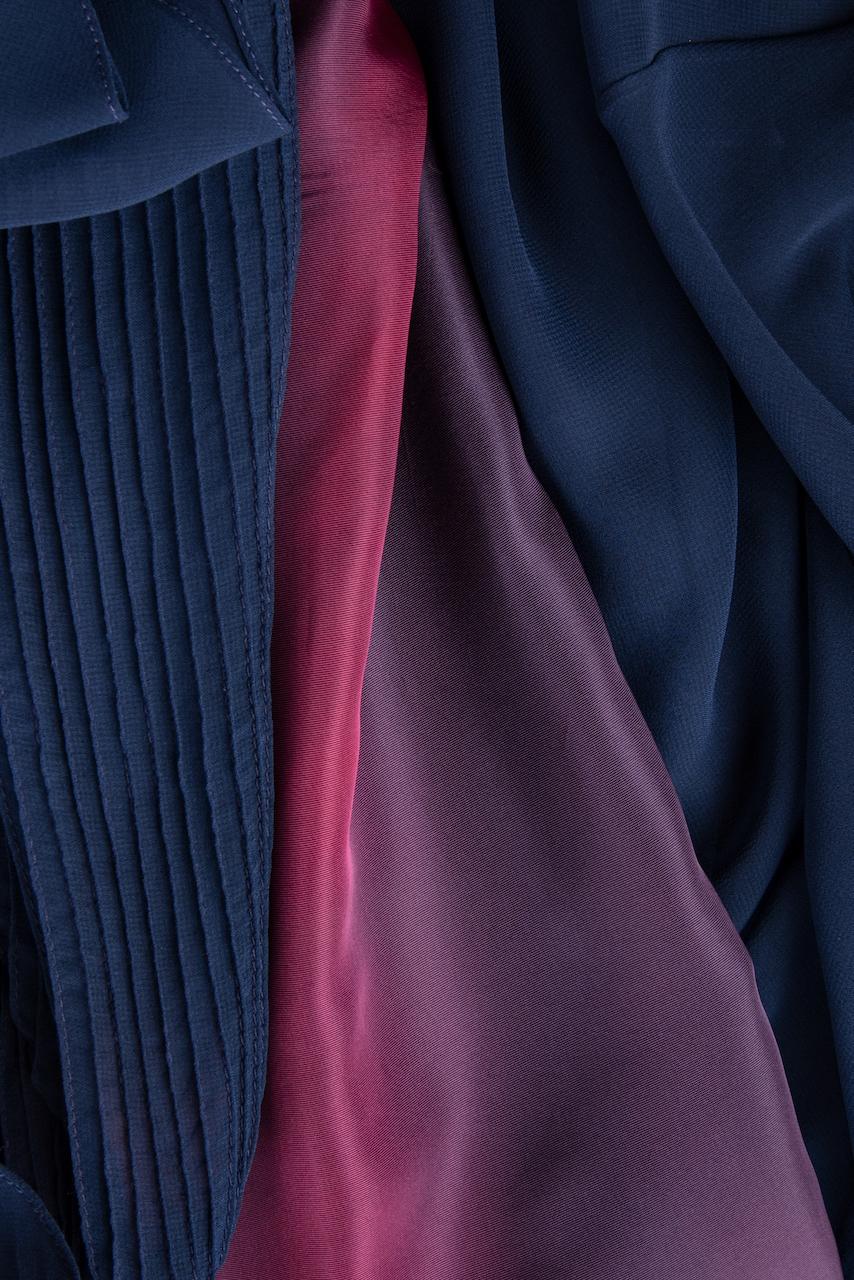 LOUIS FERAUD zugeschriebenes blaues, mit Rubinen gefüttertes, gerafftes Chiffonkleid aus den 1970er Jahren im Angebot 5
