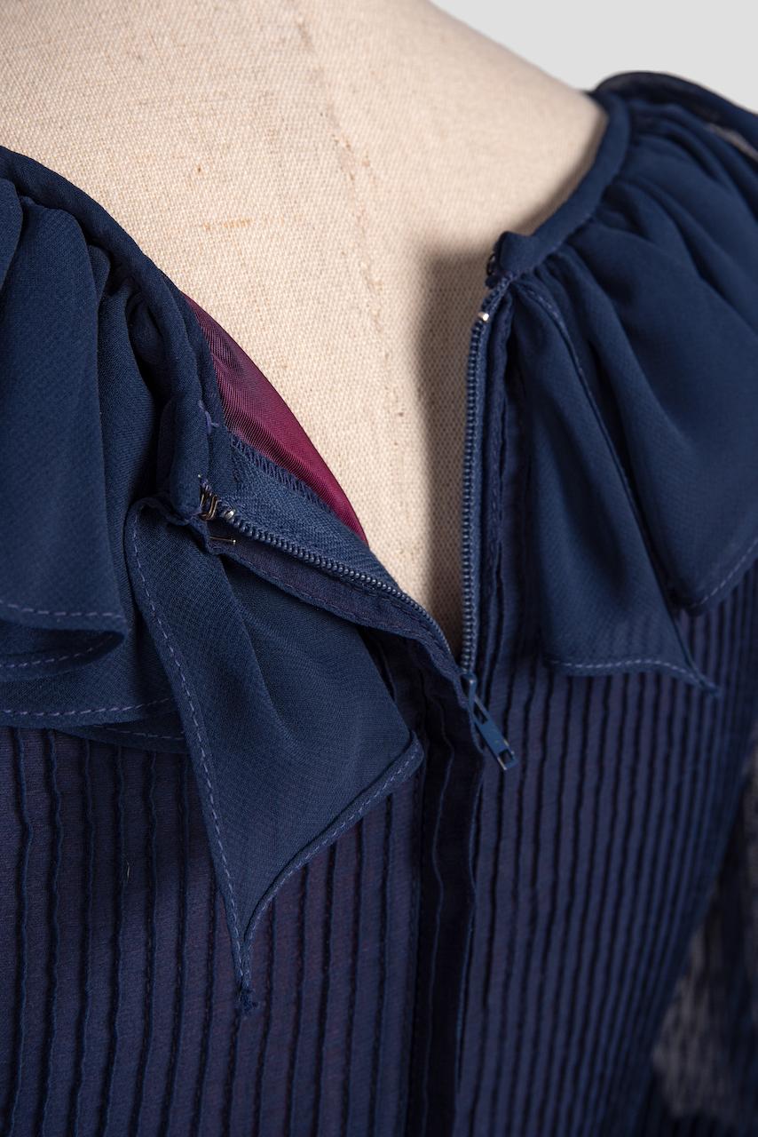 LOUIS FERAUD - Robe en mousseline de soie plissée et à volants, doublée de rubis bleu, attribuée aux années 1970 en vente 6