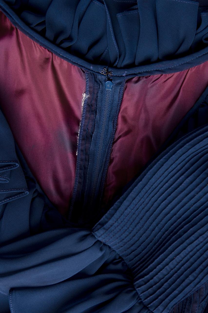 LOUIS FERAUD - Robe en mousseline de soie plissée et à volants, doublée de rubis bleu, attribuée aux années 1970 en vente 7