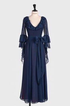 1970 LOUIS FERAUD Attribuito a Louis Feraud Abito in chiffon plissettato e increspato foderato di rubino blu