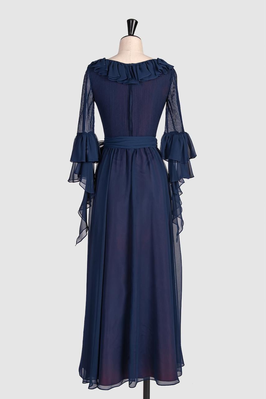 1970s LOUIS FERAUD Attributed Blue Ruby Lined Pleated Ruffled Chiffon Dress In Excellent Condition For Sale In Munich, DE