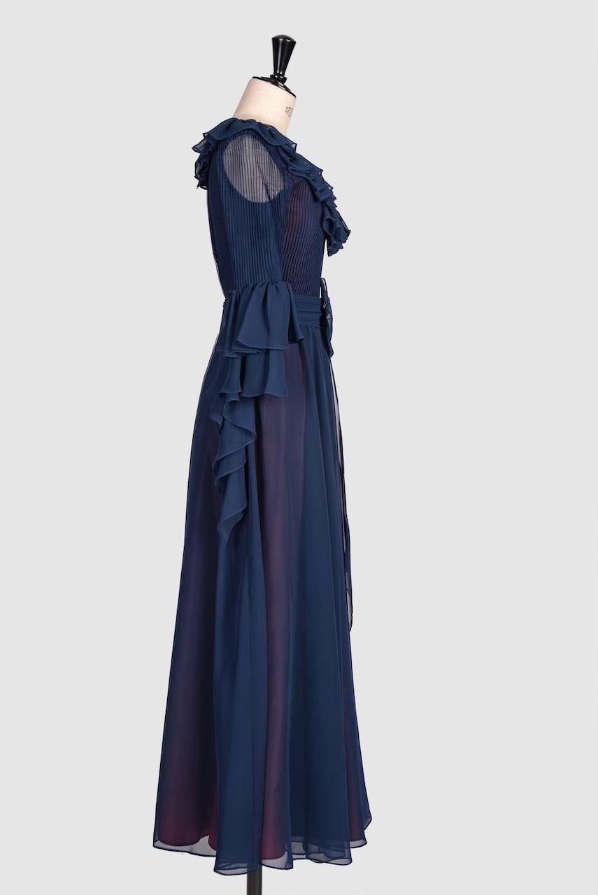 LOUIS FERAUD - Robe en mousseline de soie plissée et à volants, doublée de rubis bleu, attribuée aux années 1970 Pour femmes en vente