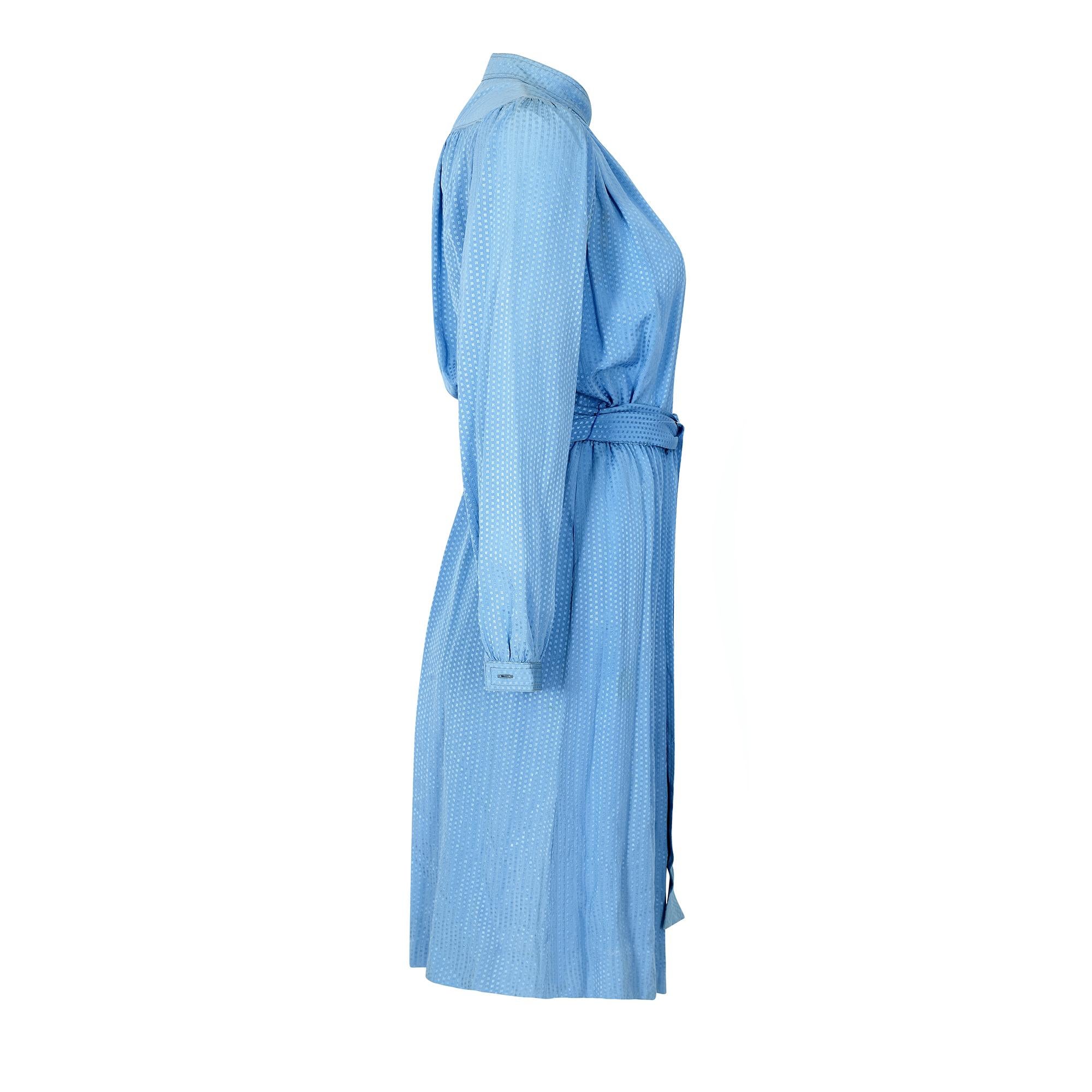 Superstylische 1970er-Jahre-Seidenkleidung von Louis Feraud mit hohem, offenem Kragen, Knöpfen an der Vorderseite und Gummizug in der Taille. Eine breite Kellerfalte an der Vorderseite des Kleides sorgt für Bewegungsfreiheit, und das Kleid wird mit