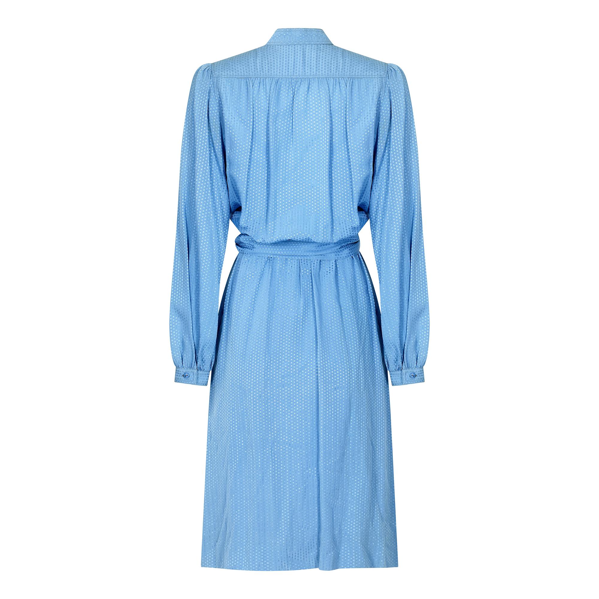 1970er Louis Feraud Himmelblaues Seidenhemdwaister-Kleid (Blau) im Angebot