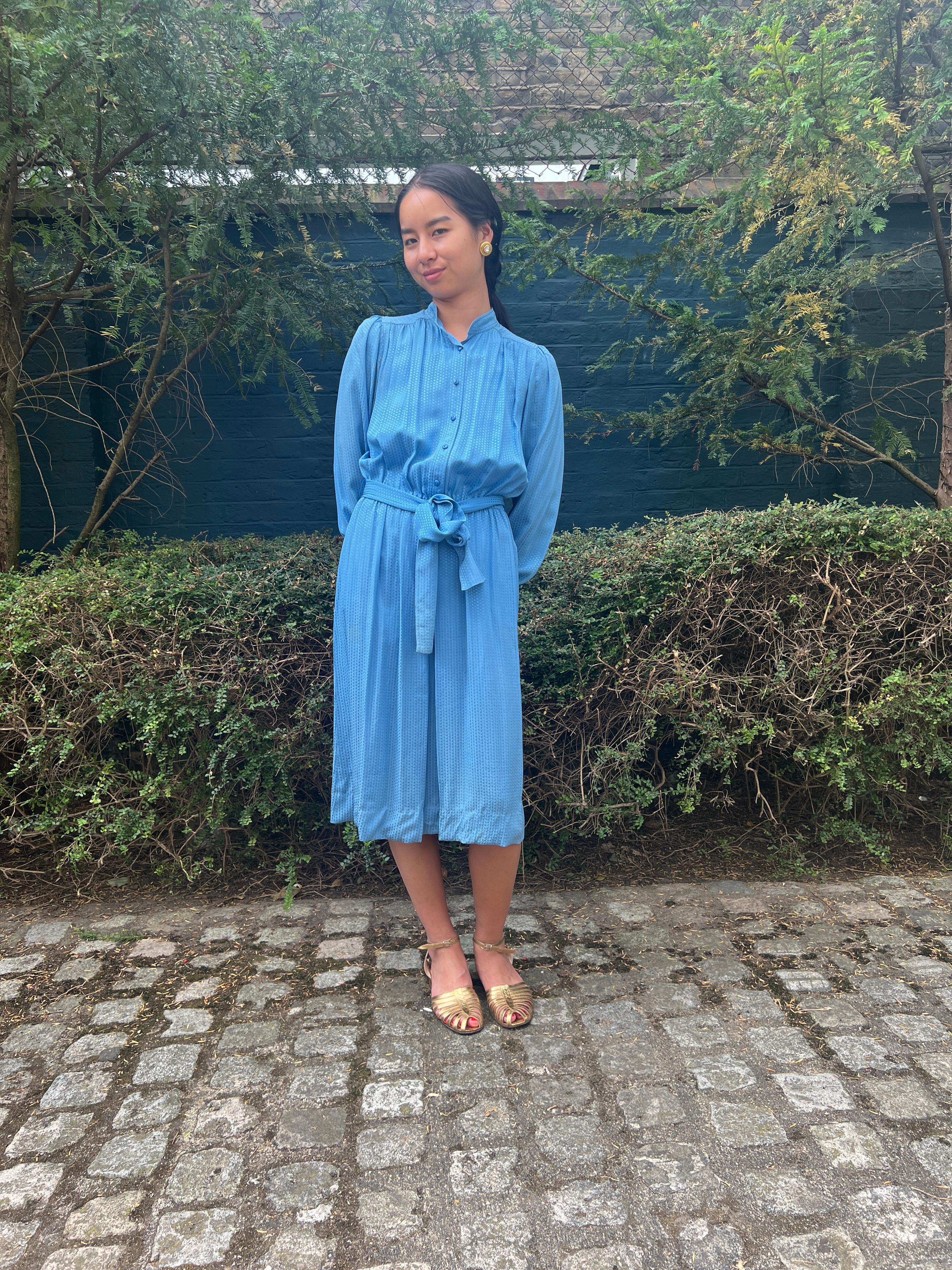 Louis Feraud - Robe chemise en soie bleu ciel, années 1970 en vente 3