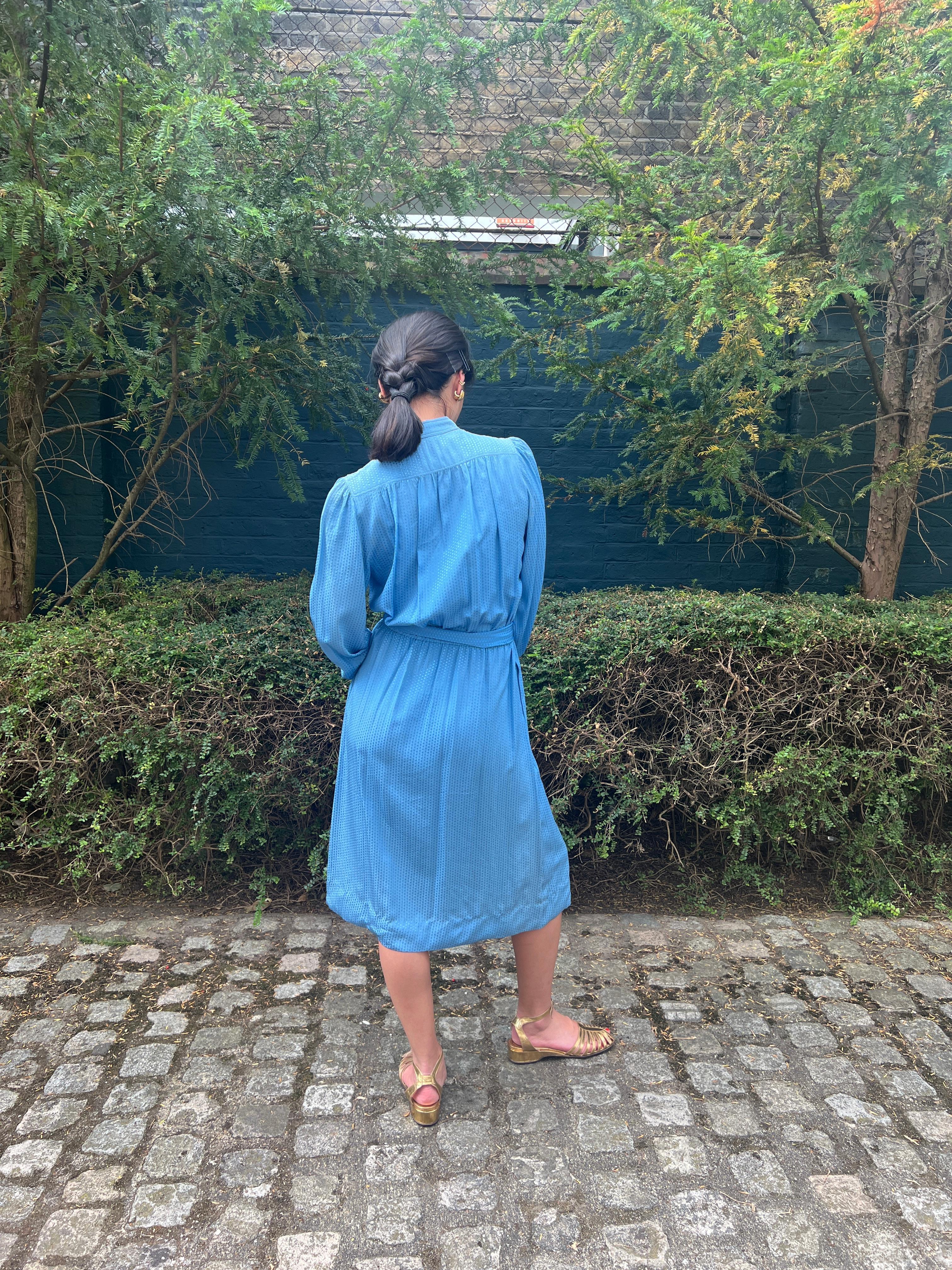 Louis Feraud - Robe chemise en soie bleu ciel, années 1970 en vente 4