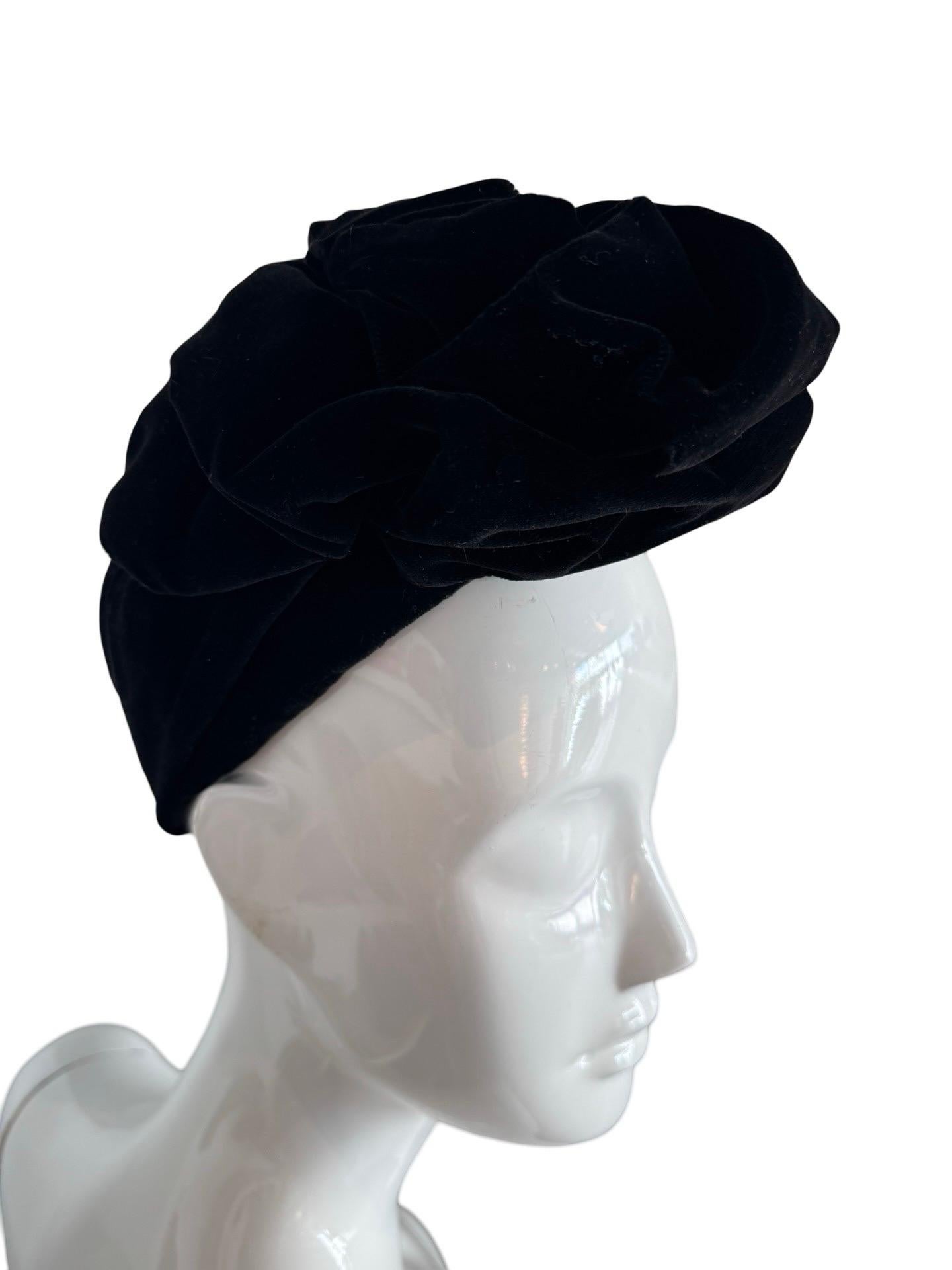 1970s Louis Feraud Velvet Turban Style Fascinator Hat (Grau) im Angebot