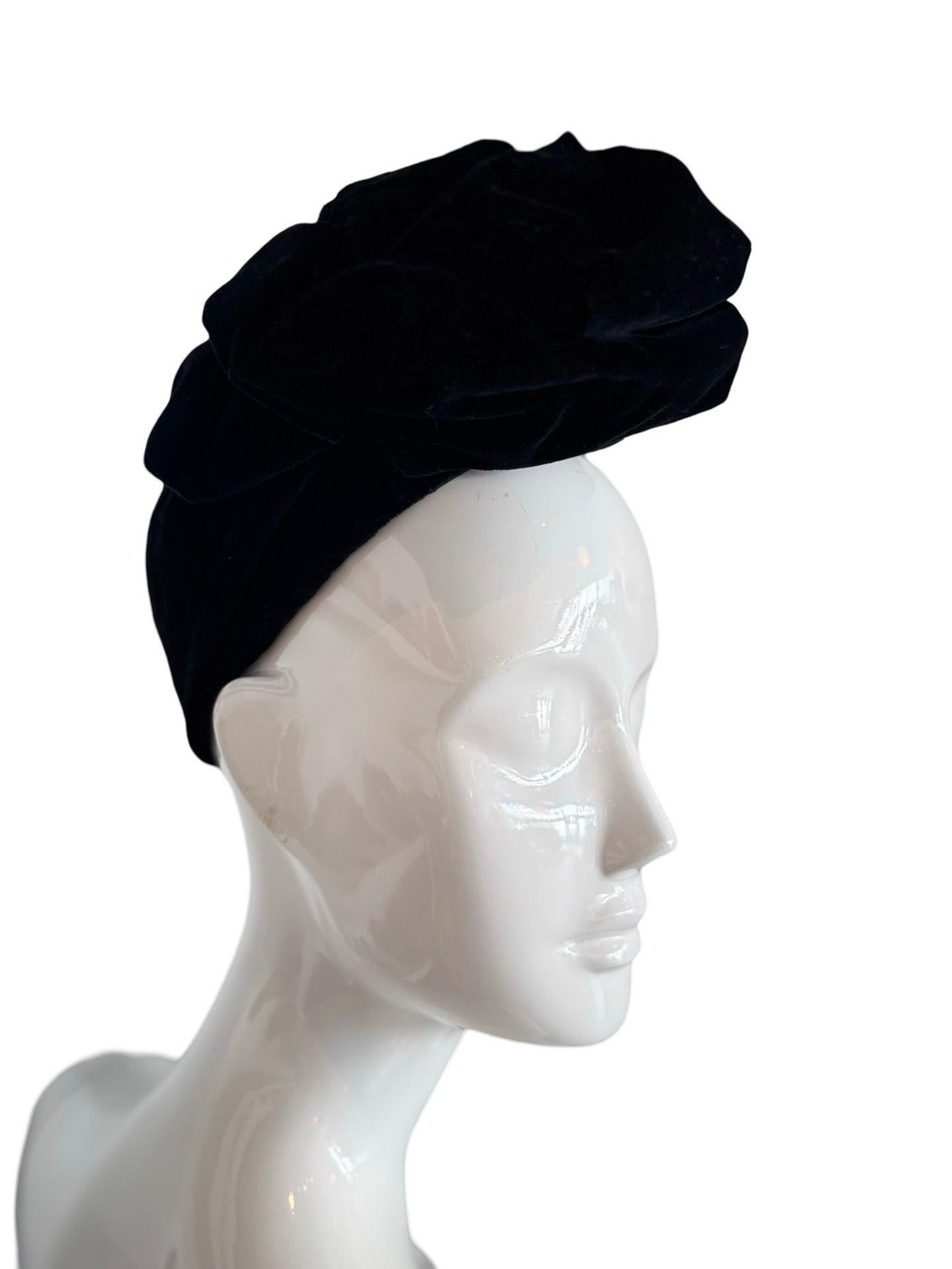 1970s Louis Feraud Velvet Turban Style Fascinator Hat im Zustand „Gut“ im Angebot in Miami, FL