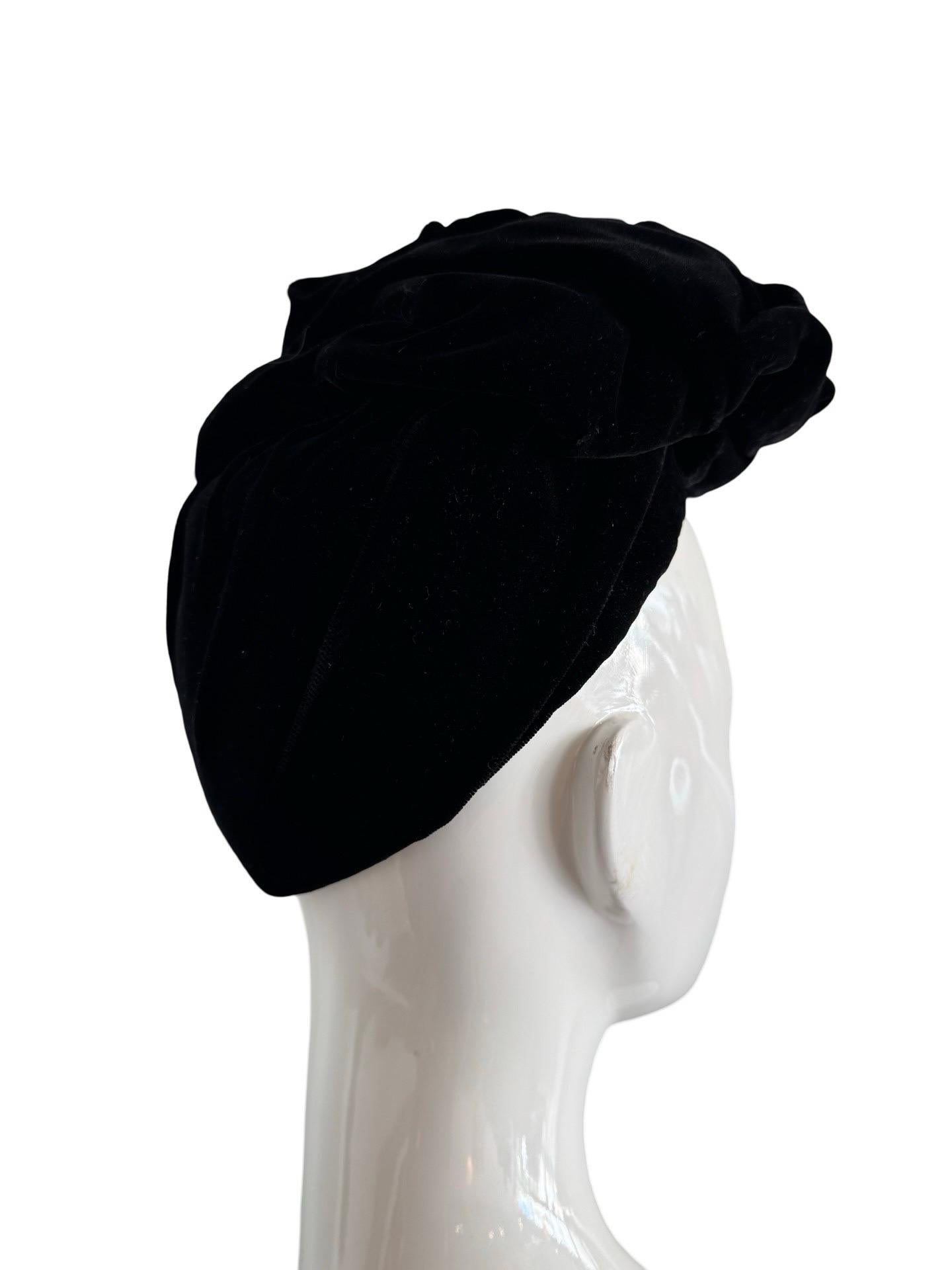 1970s Louis Feraud Velvet Turban Style Fascinator Hat im Angebot 1