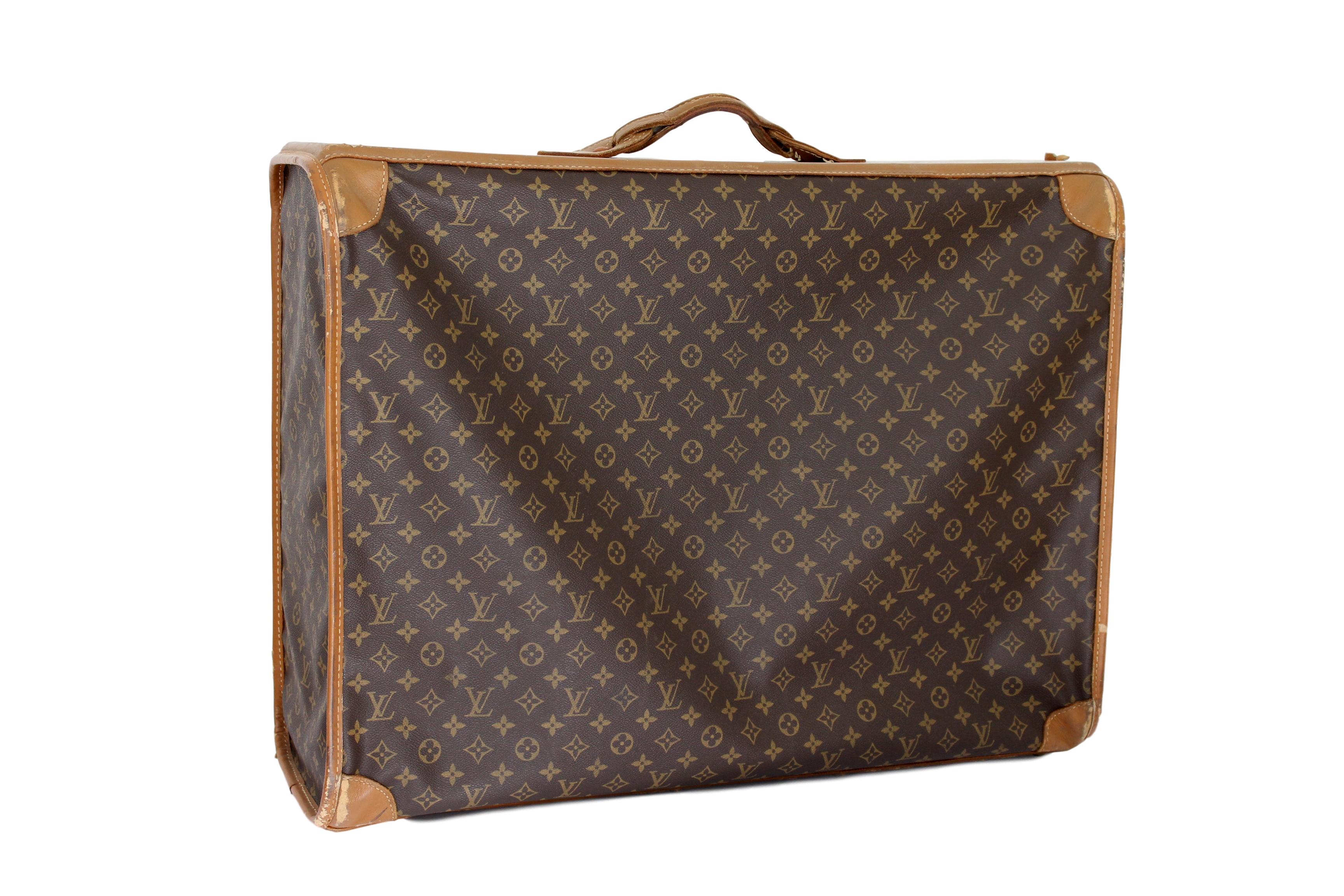 Equipaje vintage Louis Vuitton años 70, fabricado en EE.UU. Modelo Pullman 75, tamaño grande. El interior de la maleta está en excelentes condiciones, con sus bandas originales. La maleta en su parte de monograma tiene pequeñas imperfecciones, hay