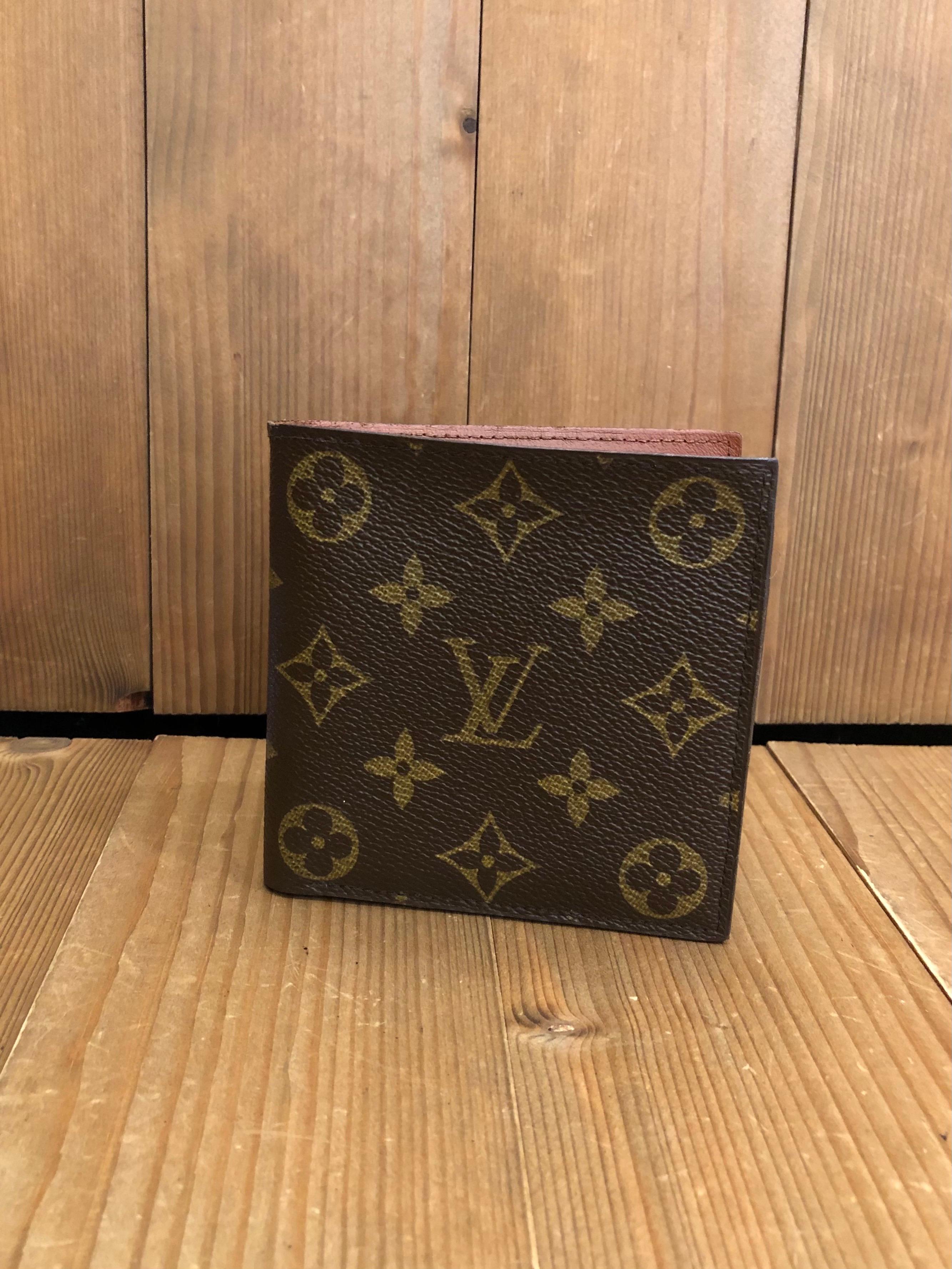 Rare 1970s Louis Vuitton bifold wallet with monogram canvas interior. It features two bill pockets one open pocket and one coin pouch with snap closure. Measures 10 x 10 x 1 cm. Made in France. No date code (manufactured prior to 1982).

Condition -