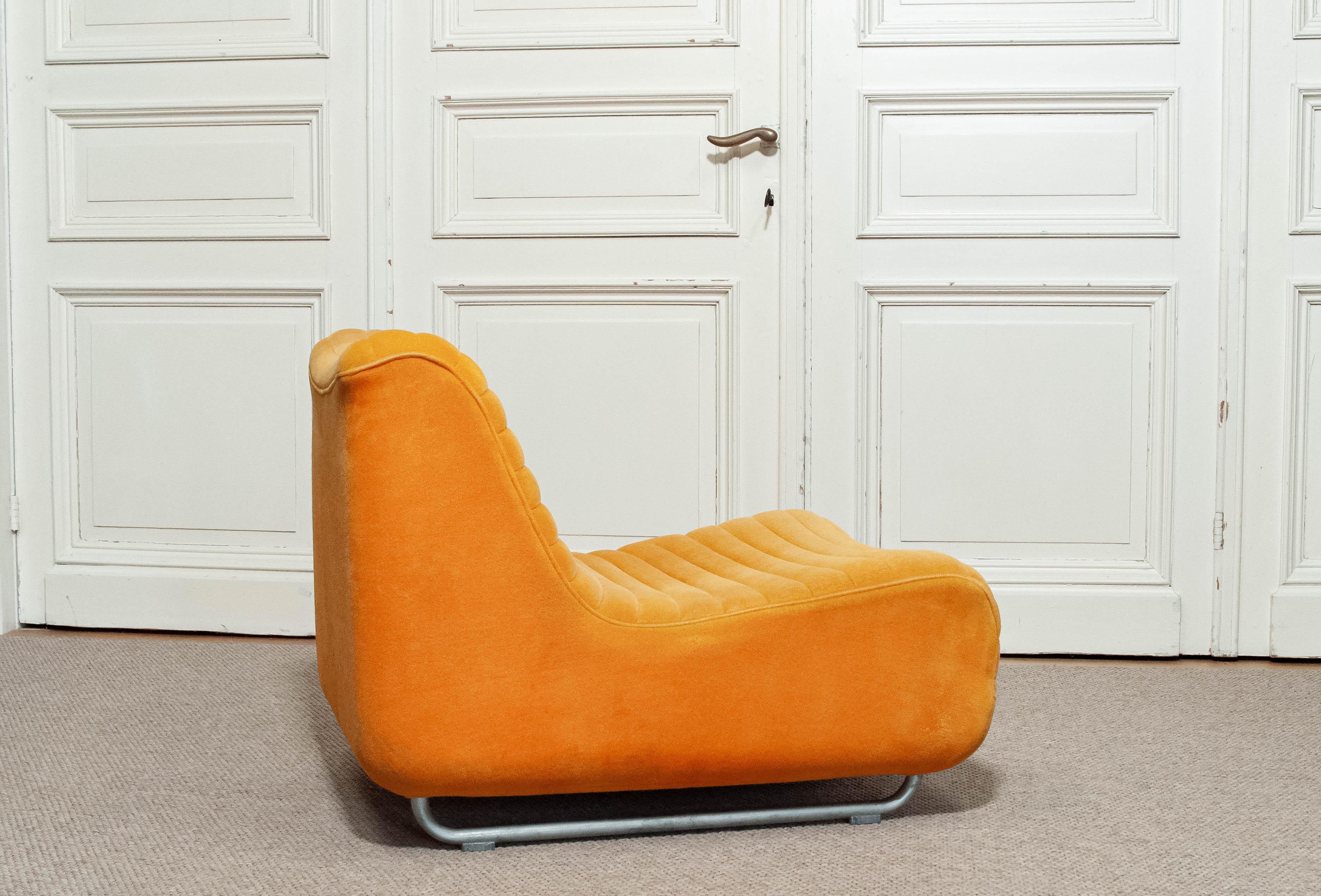 Chaise longue, modèle Tuff, conçue dans les années 1970 par Carl Henrik Spak pour Ulferts, Suède. Exemple frappant du design scandinave de l'ère spatiale, cette pièce est entièrement fabriquée en mousse moulée, ce qui lui confère sa silhouette douce