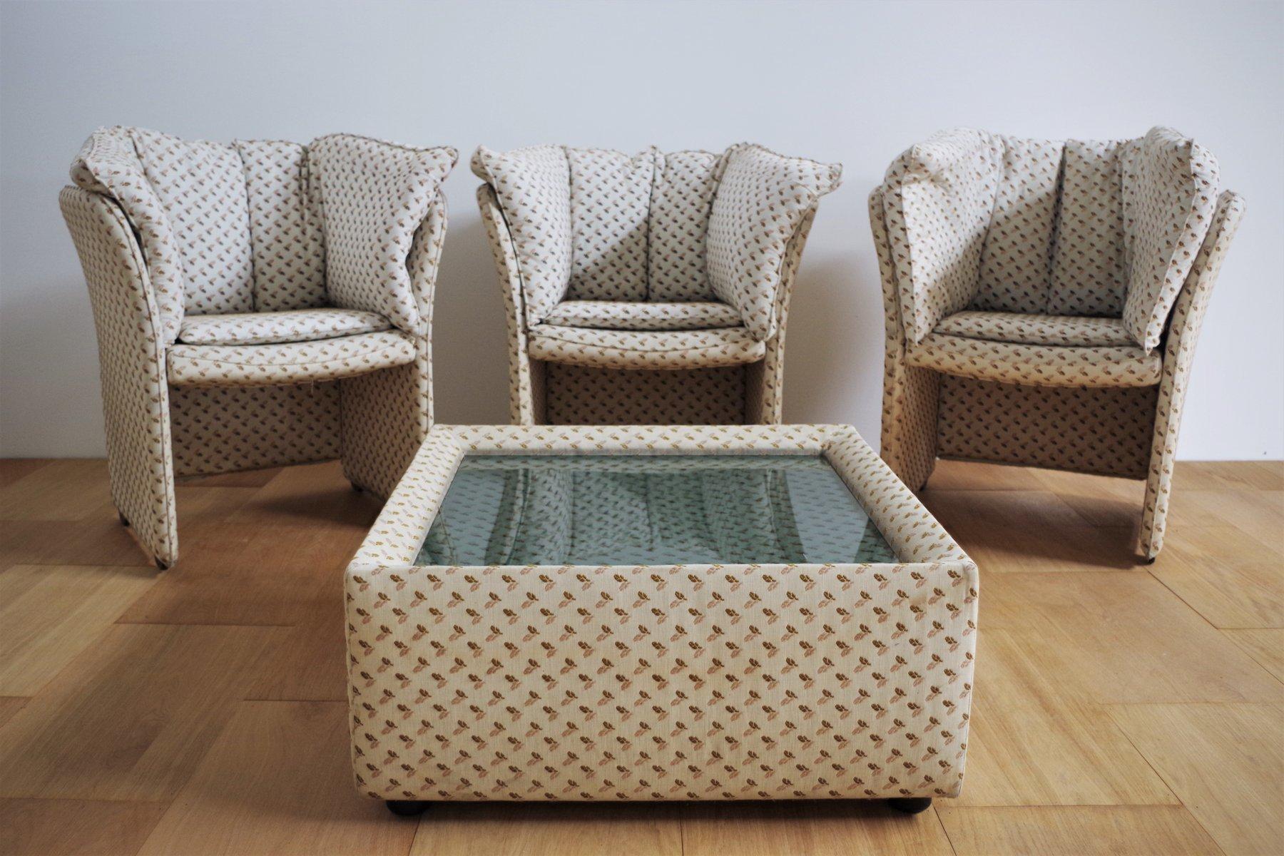 1970s Lounge Set in the Style of B&B Italia - 3 Armchairs and Coffee Table

Bring the sophisticated allure of 1970s Italian design into your living space with this stunning lounge set in the style of B&B Italia. This ensemble includes three elegant