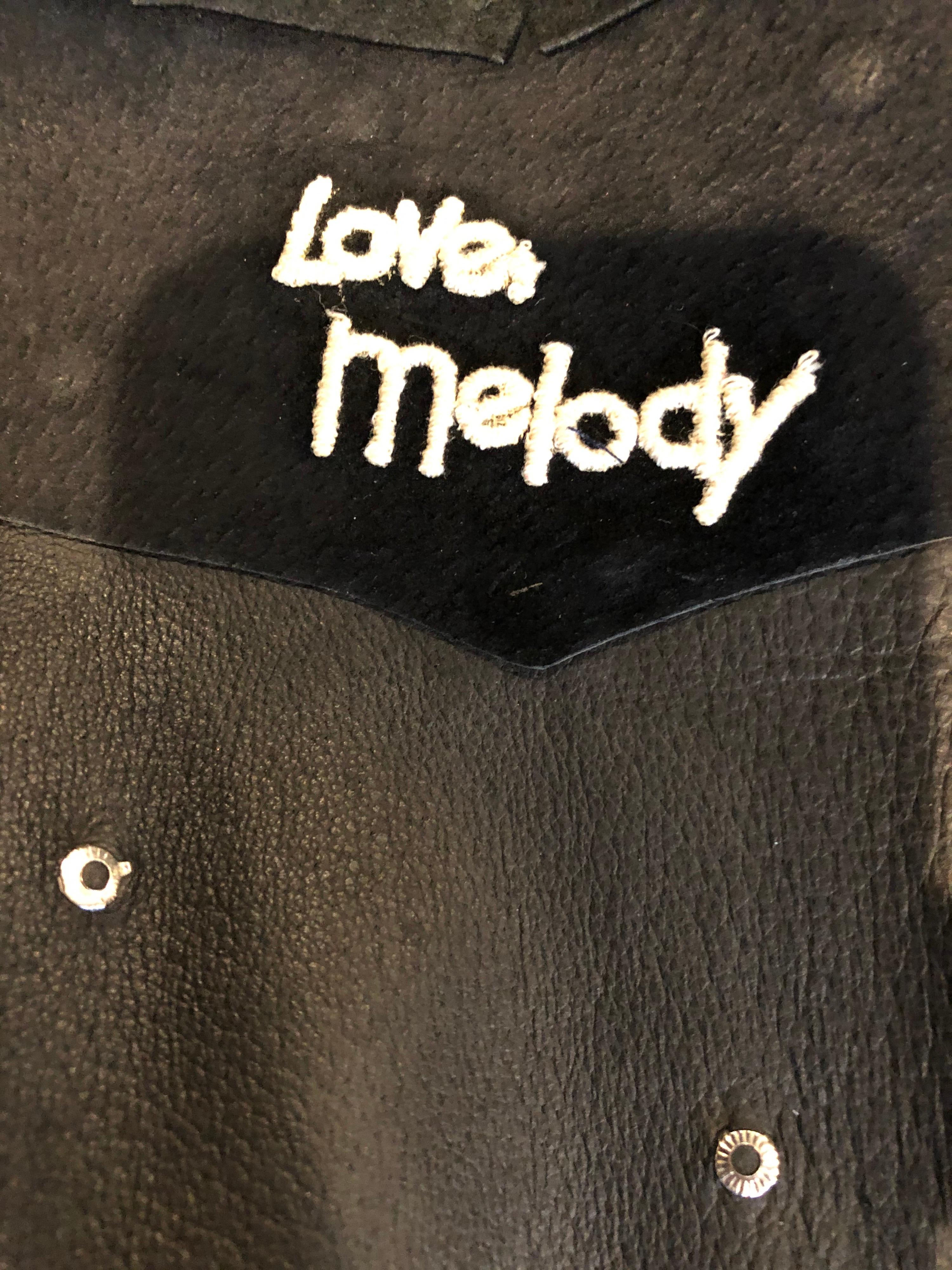 Love, Melody Sabatasso - Robe portefeuille cloutée à franges en daim noir et strass, années 1970 en vente 9