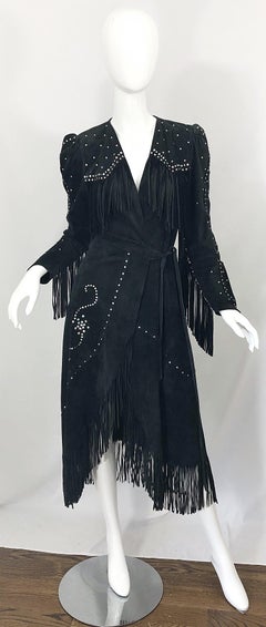 Amore anni '70, Melody Sabatasso Vestito a portafoglio in camoscio nero con frange e borchie di strass