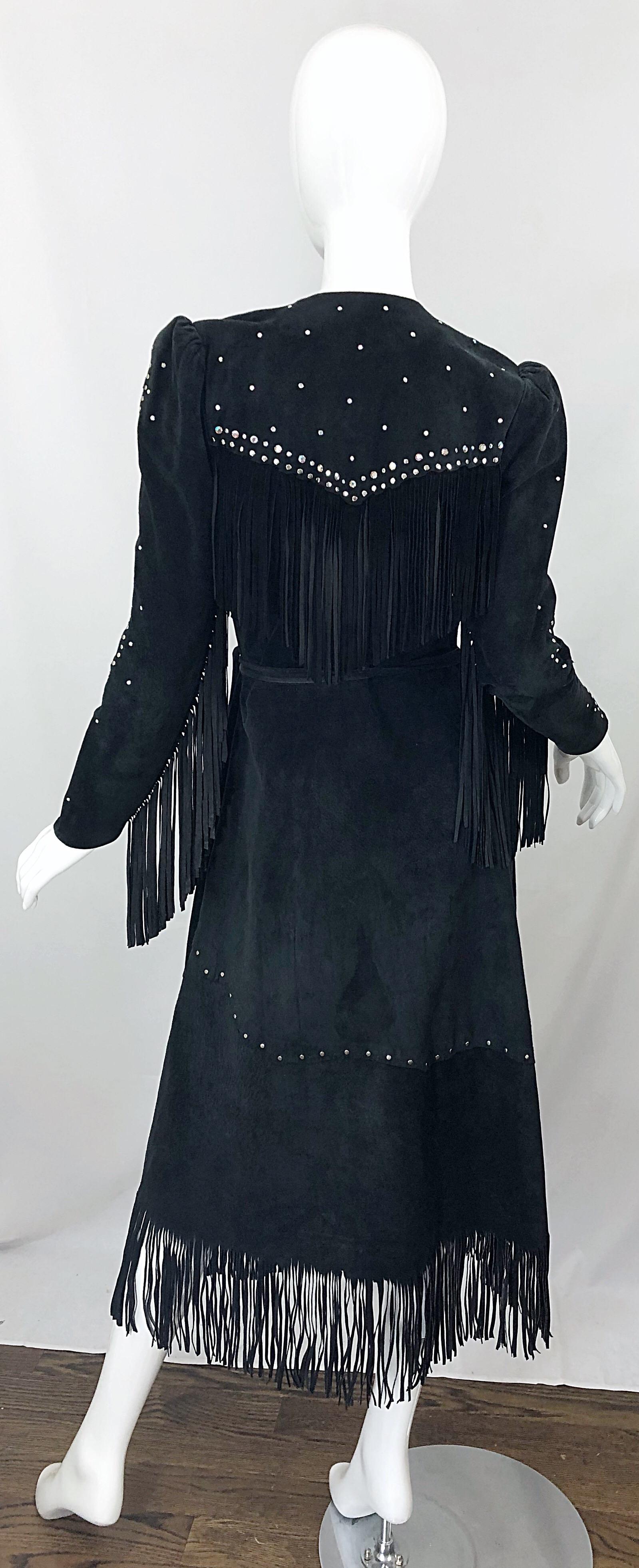 Noir Love, Melody Sabatasso - Robe portefeuille cloutée à franges en daim noir et strass, années 1970 en vente
