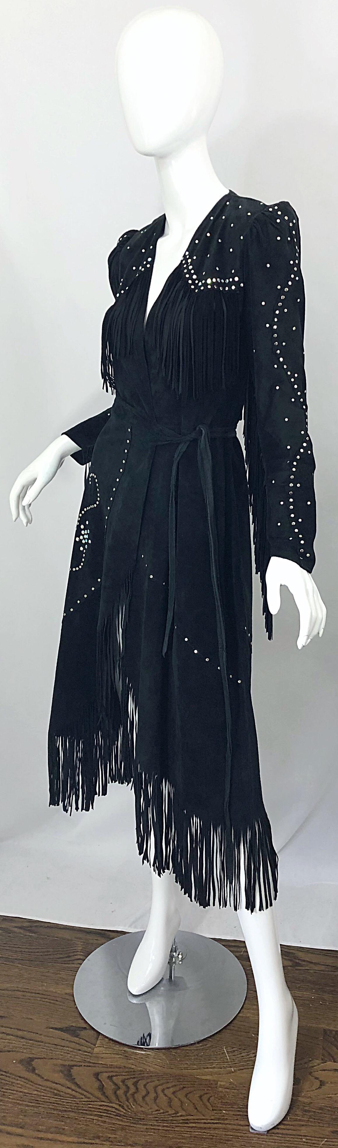 Love, Melody Sabatasso - Robe portefeuille cloutée à franges en daim noir et strass, années 1970 Pour femmes en vente