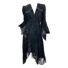 1970s Love, Melody Sabatasso Black Suede Fringe Rhinestone Studded Wrap Dress (Robe portefeuille en daim à franges et clous)