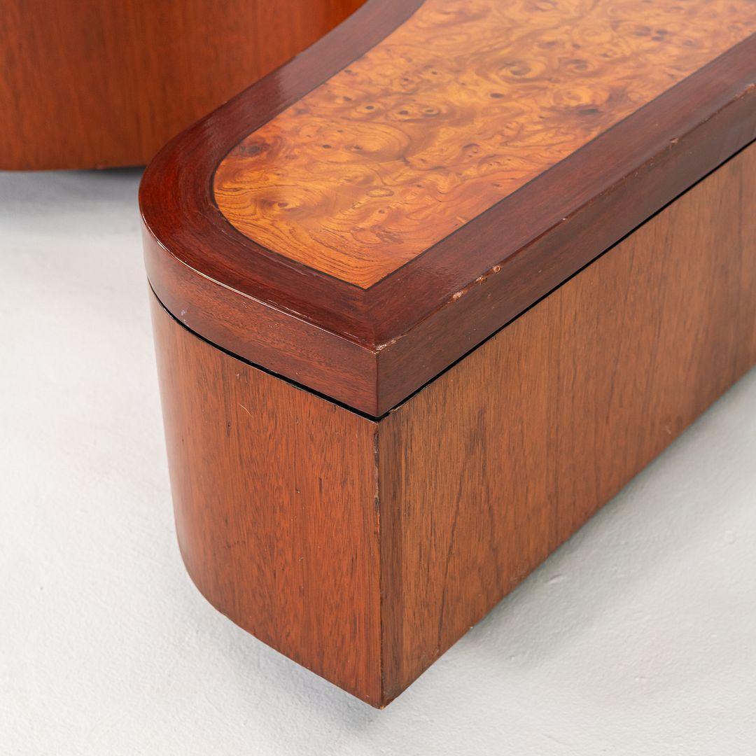 Table basse des années 1970 avec lignes ondulantes en ronce, noyer et acajou 32x48 en vente 3
