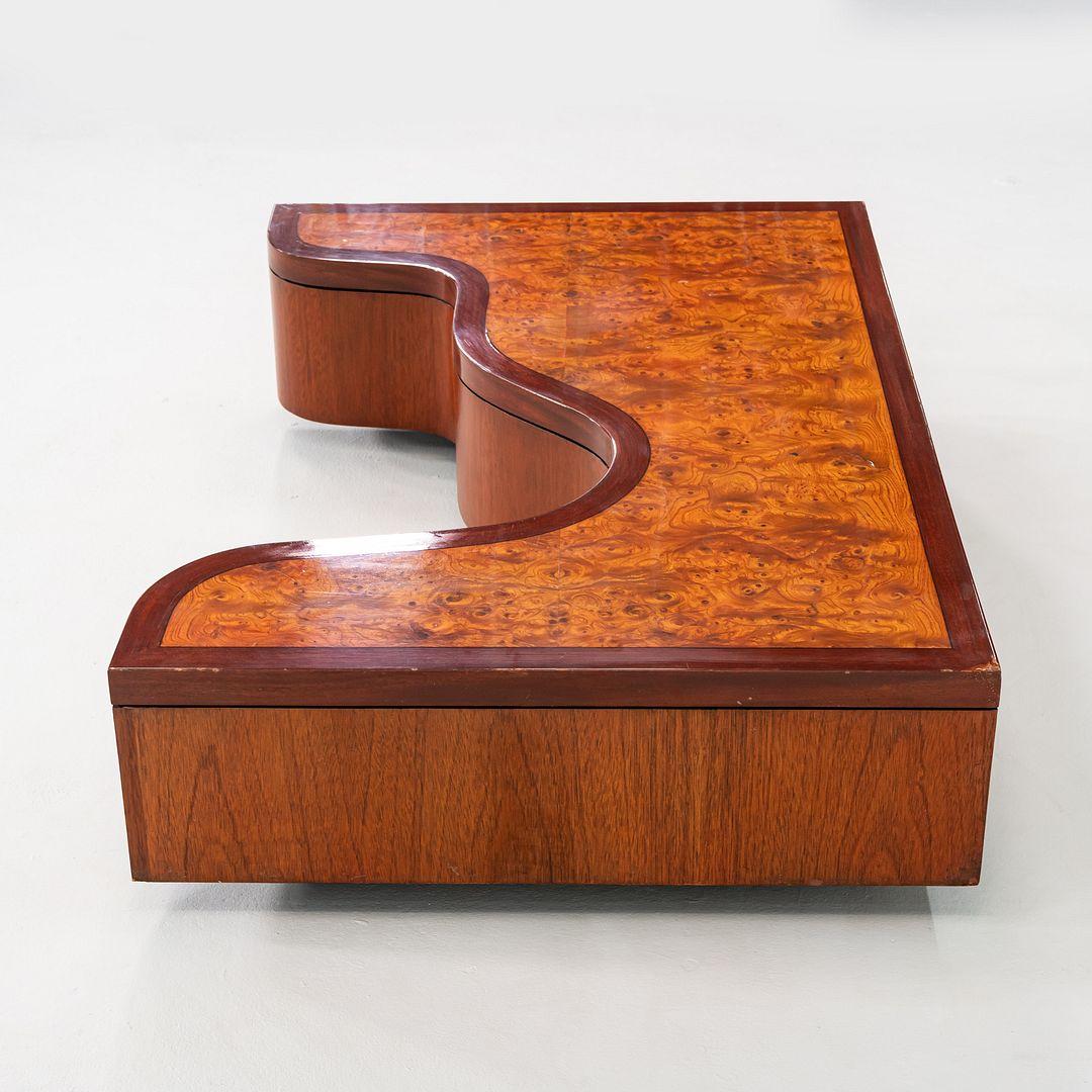 Table basse des années 1970 avec lignes ondulantes en ronce, noyer et acajou 32x48 en vente 4