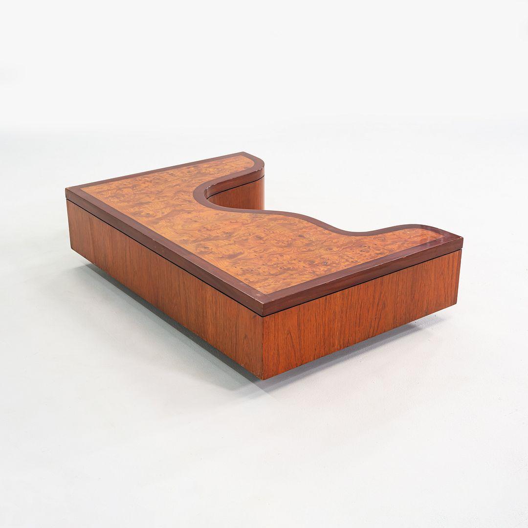 Table basse des années 1970 avec lignes ondulantes en ronce, noyer et acajou 32x48 en vente 5