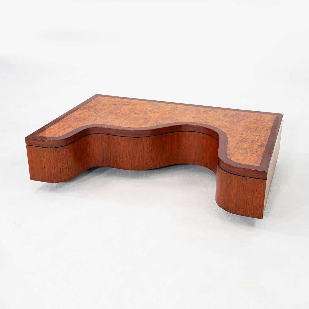 Moderne Table basse des années 1970 avec lignes ondulantes en ronce, noyer et acajou 32x48 en vente