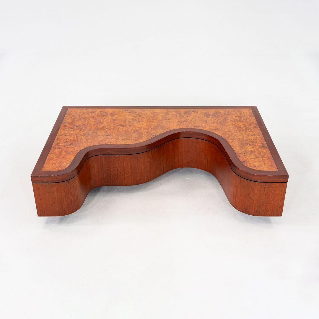 Américain Table basse des années 1970 avec lignes ondulantes en ronce, noyer et acajou 32x48 en vente