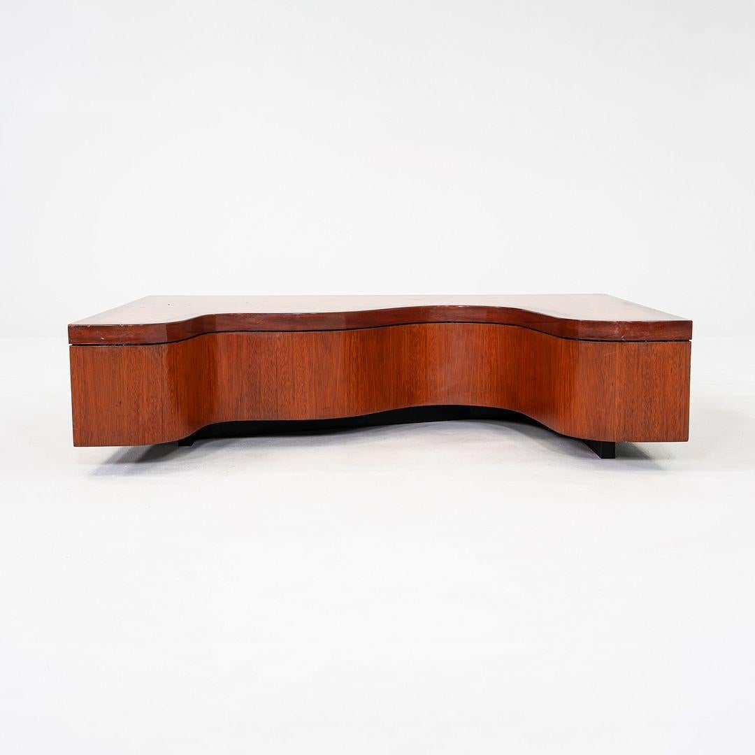 Table basse des années 1970 avec lignes ondulantes en ronce, noyer et acajou 32x48 Bon état - En vente à Philadelphia, PA