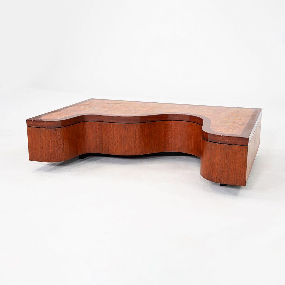 Fin du 20e siècle Table basse des années 1970 avec lignes ondulantes en ronce, noyer et acajou 32x48 en vente