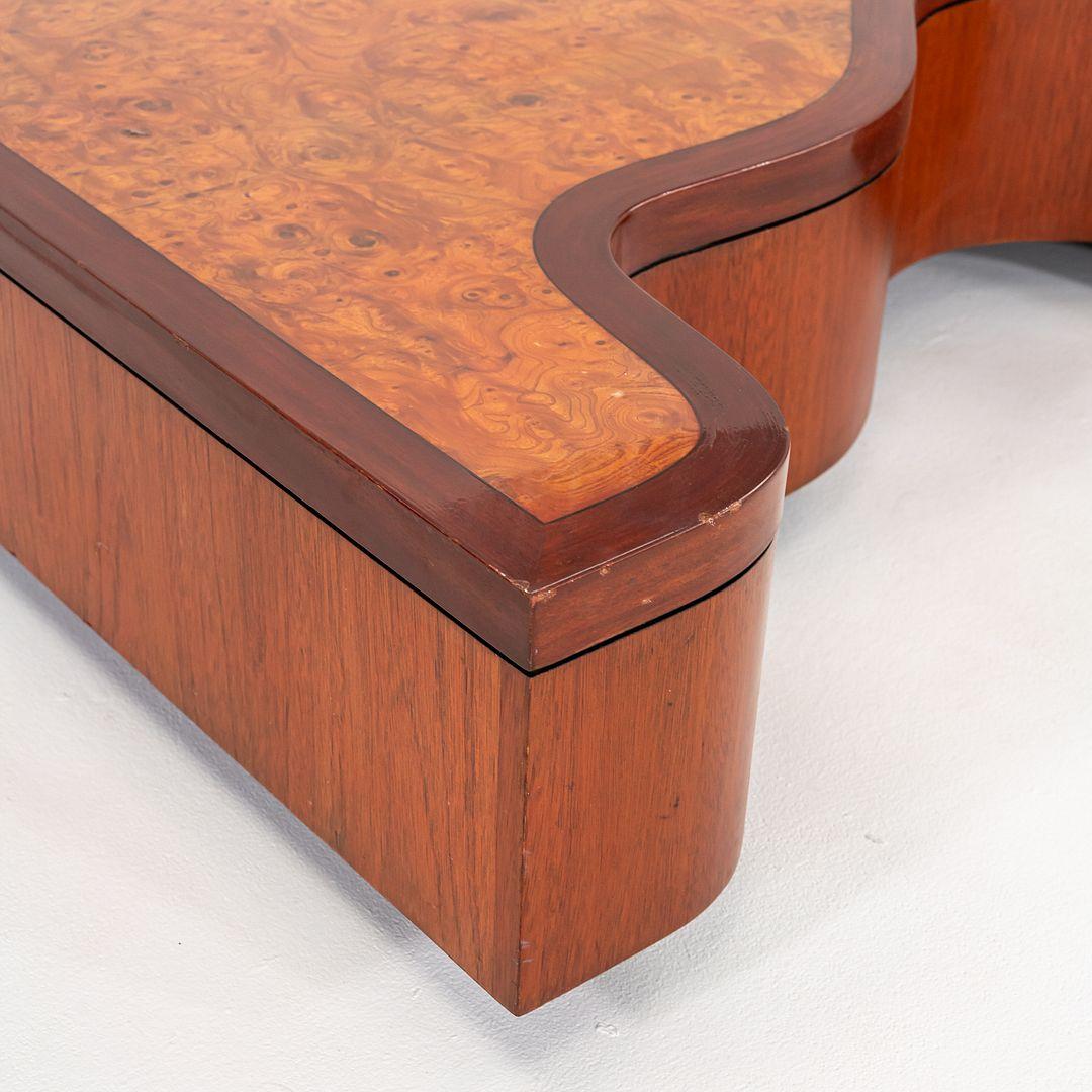 Bois Table basse des années 1970 avec lignes ondulantes en ronce, noyer et acajou 32x48 en vente