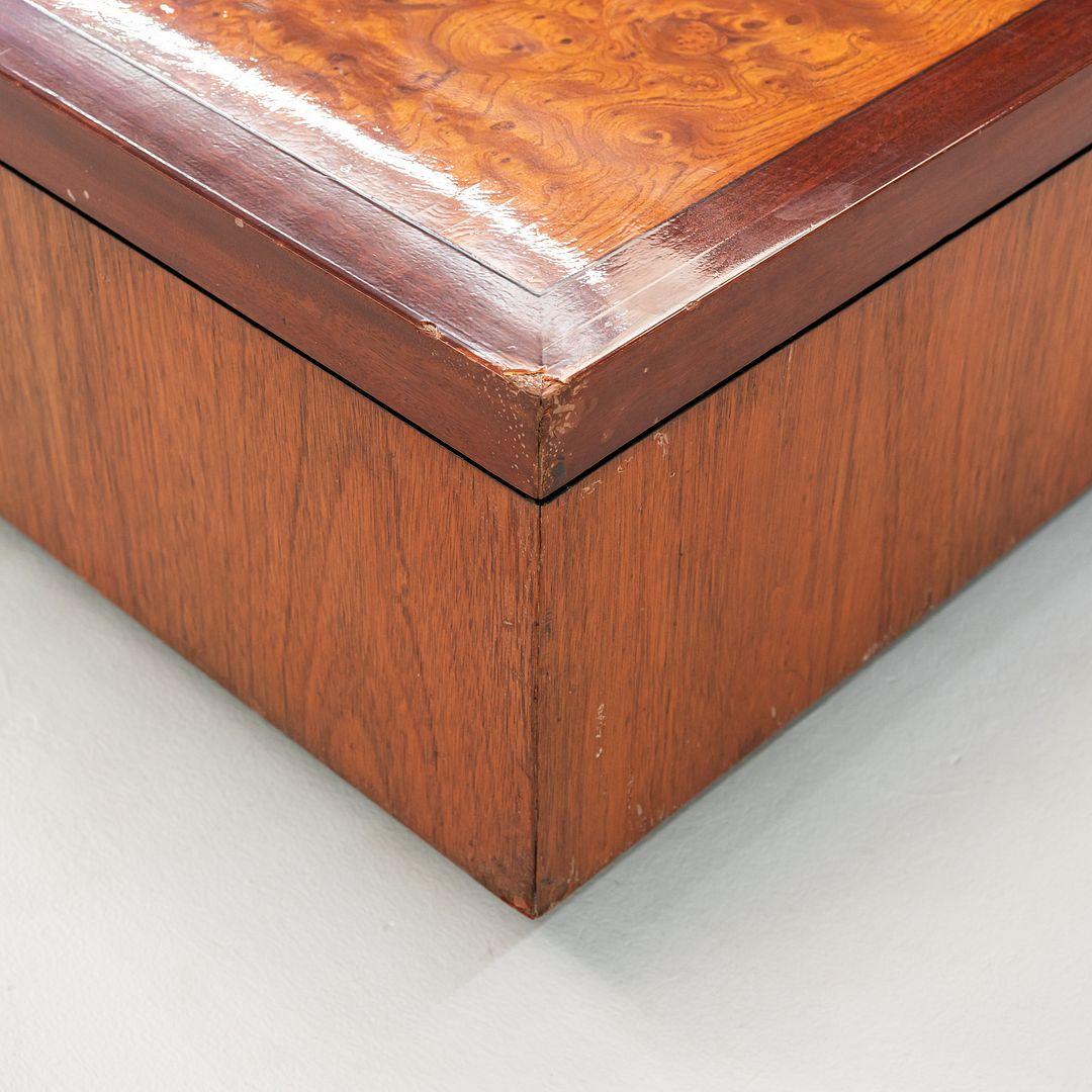 Table basse des années 1970 avec lignes ondulantes en ronce, noyer et acajou 32x48 en vente 1