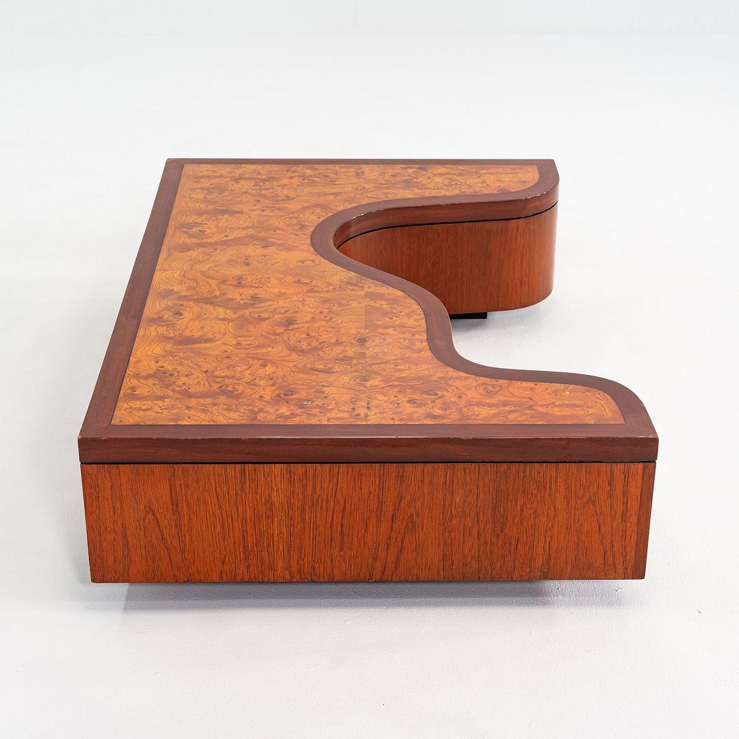 Table basse des années 1970 avec lignes ondulantes en ronce, noyer et acajou 32x48 en vente 2
