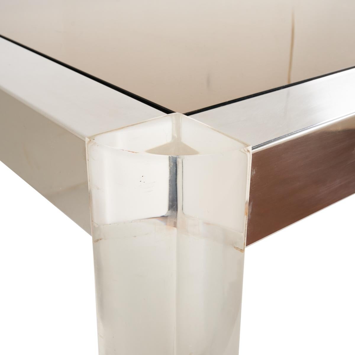 italien Table de salle à manger des années 1970 en lucite et chrome avec plateau en verre, Italie en vente